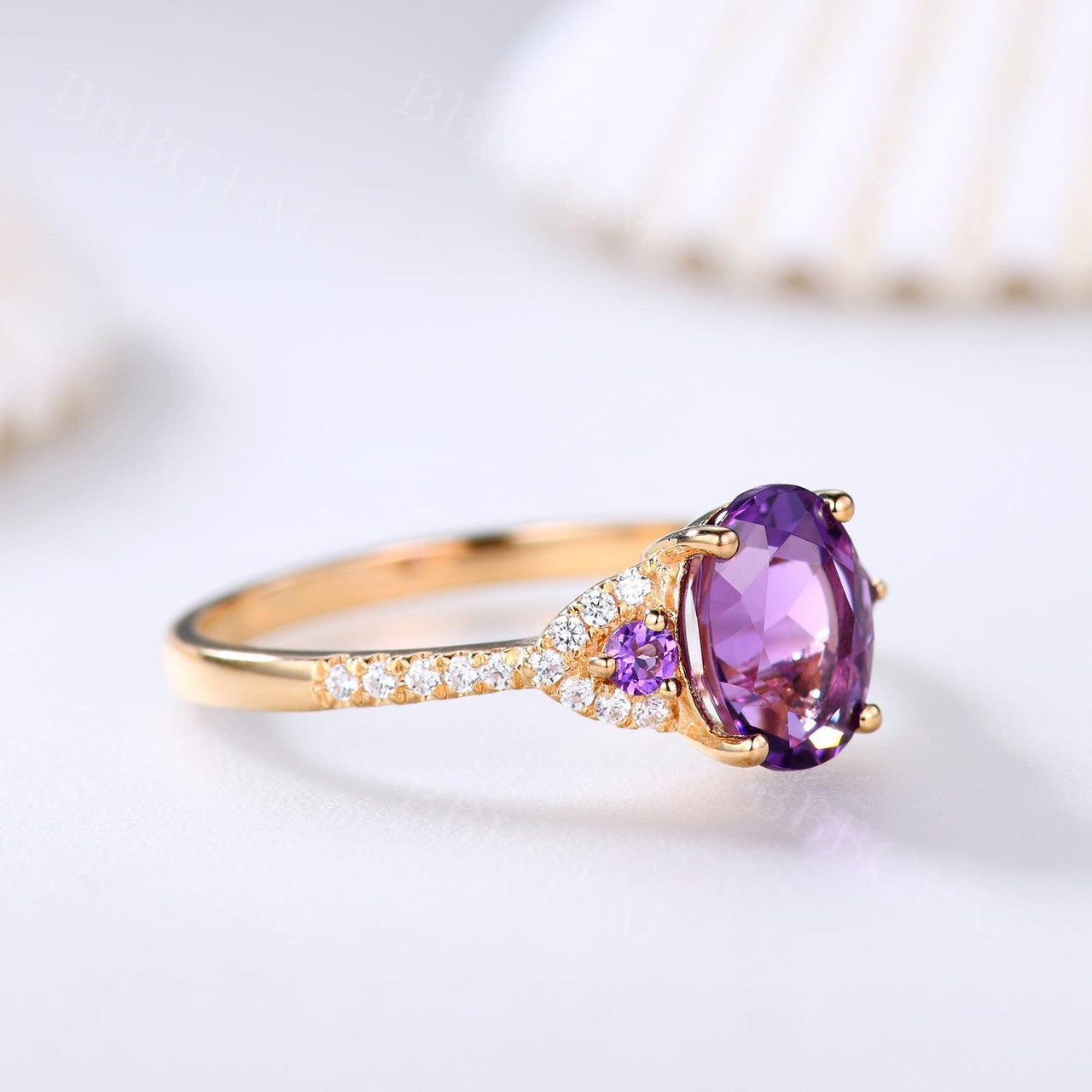 Vintage 6x8mm Oval Cut Amethyst Diamond Engagement Ring in 14K Yellow Gold - Perfect for Proposals, Anniversaries & Romantic Gifts