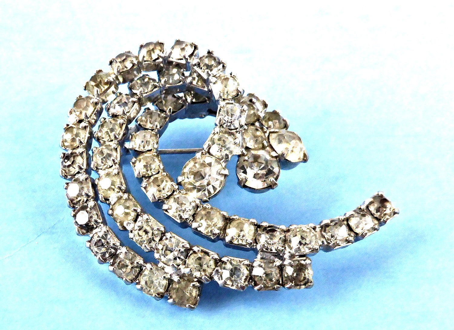 Vintage 1940s Rhinestone Swirl Brooch Pin - Elegant Wave Design with 3-Level Curl for Women's Fashion, Evening Dresses, Bridal Accessories & Special Occasions