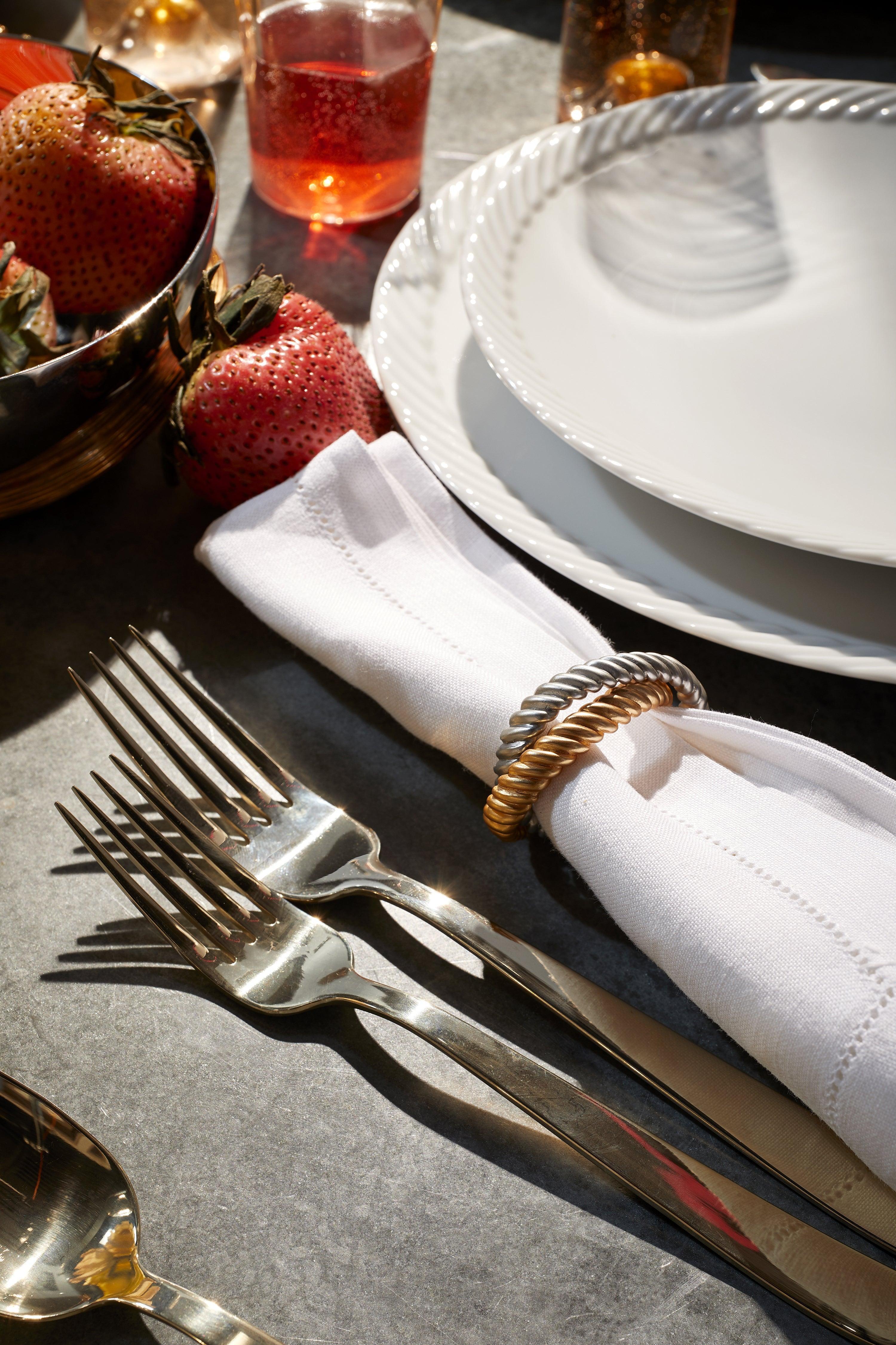 Deco Twist Napkin Rings Set of 4 - Elegant Table Decor for Weddings, Parties & Holiday Dining - Premium Crystal Napkin Holders for Formal Dinner Settings
