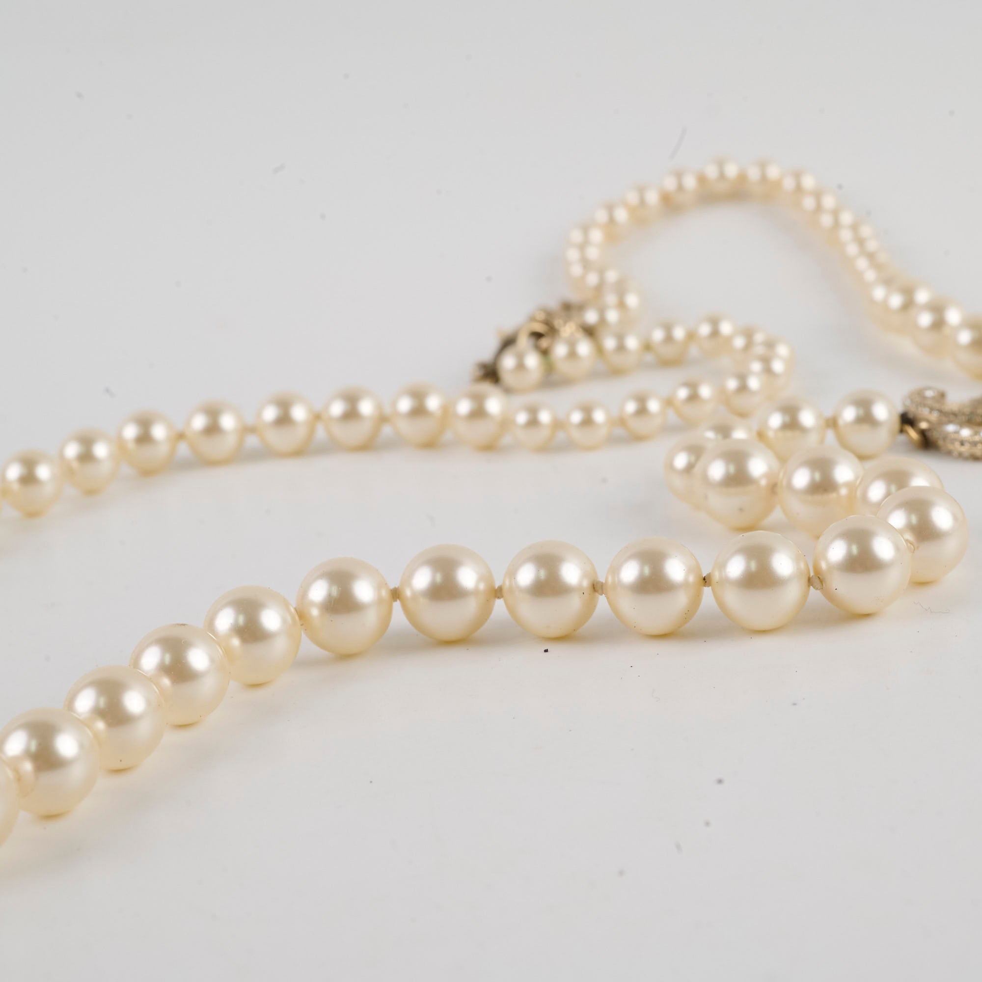 Chanel CC Logo Pearl Necklace for Women - Elegant Luxury Fashion Jewelry Gift for Birthday, Anniversary & Special Occasions
