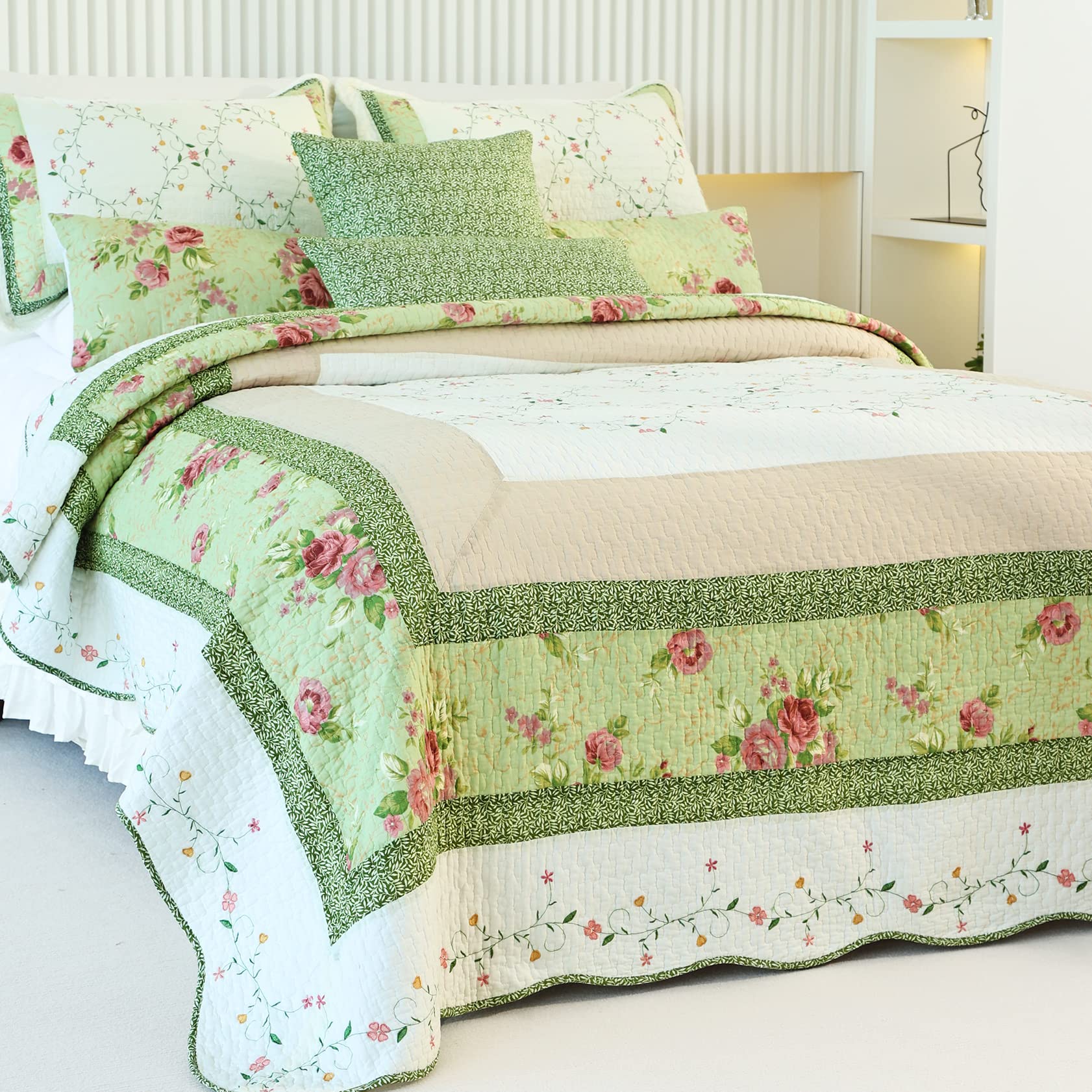 Floral Reversible Quilt Set Queen Size - Lightweight All-Season Bedspread with Scalloped Edges, 3-Piece Bedding Coverlet Set (White & Green) - Perfect for Spring Decor, Guest Room Makeover & Cozy Bedroom Upgrade