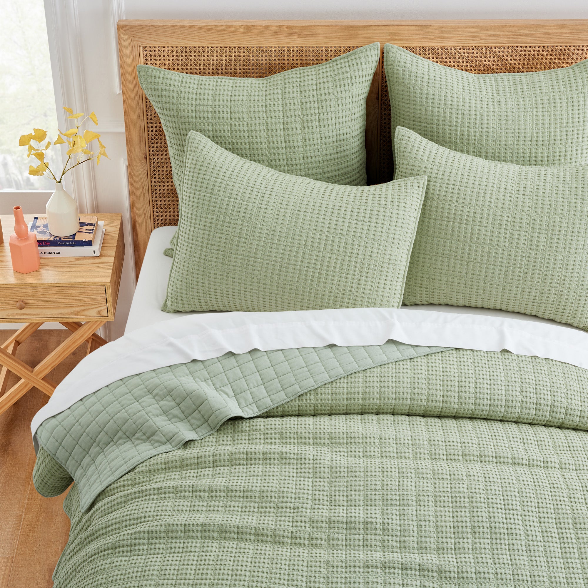 Luxury Mills Waffle Quilt Set - Ultra Soft Bedding Collection for Queen/King Size Beds - Perfect for Cozy Bedrooms, Guest Rooms & Hotel Stays