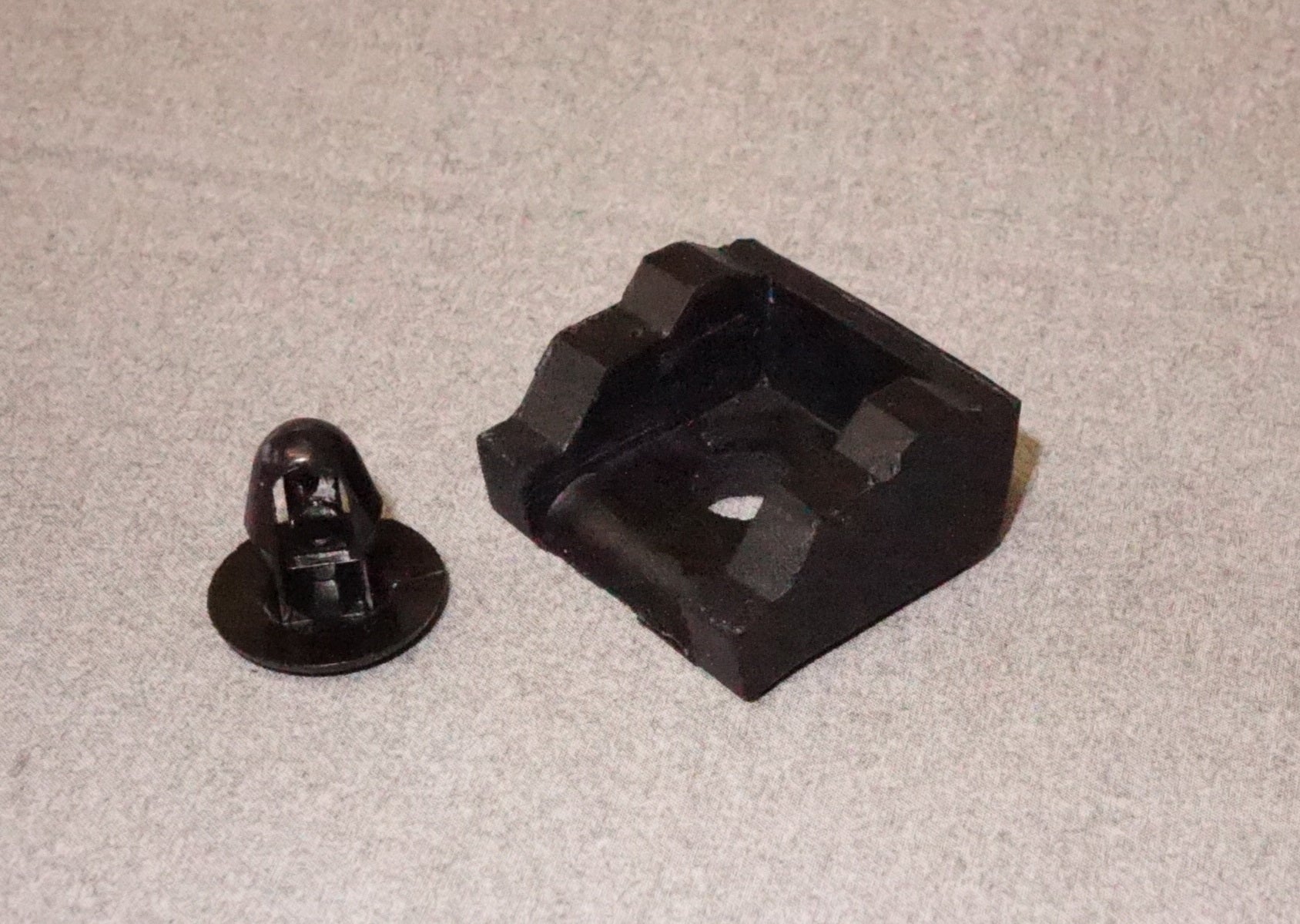 Ford Escort MK1 Bonnet Rubber & Clip (Part #2207) - Durable Replacement for Classic Car Restoration & Weatherproofing