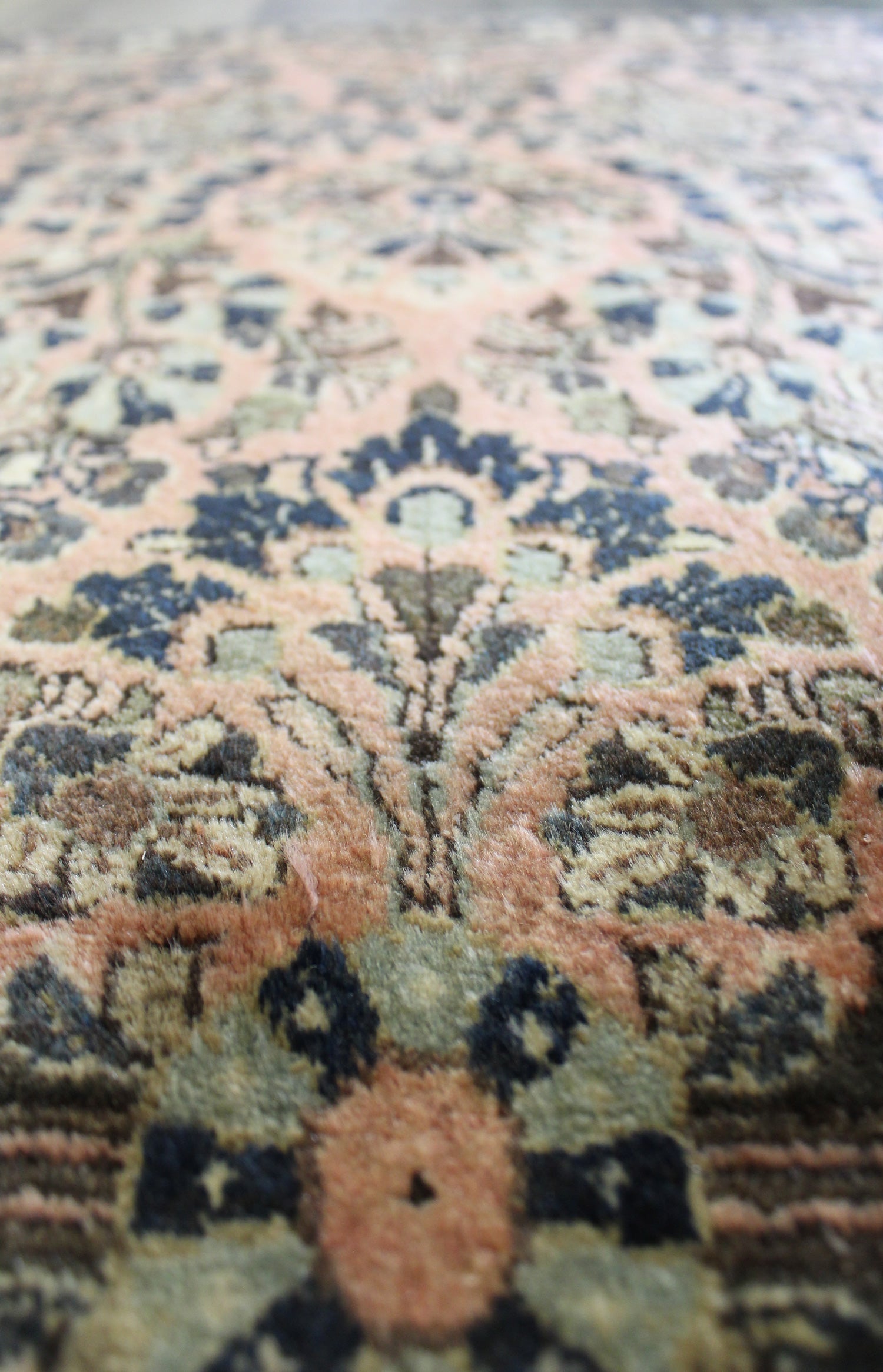 Antique Sarouk Handwoven Traditional Persian Rug - J66244 - Perfect for Living Room, Bedroom & Home Decor