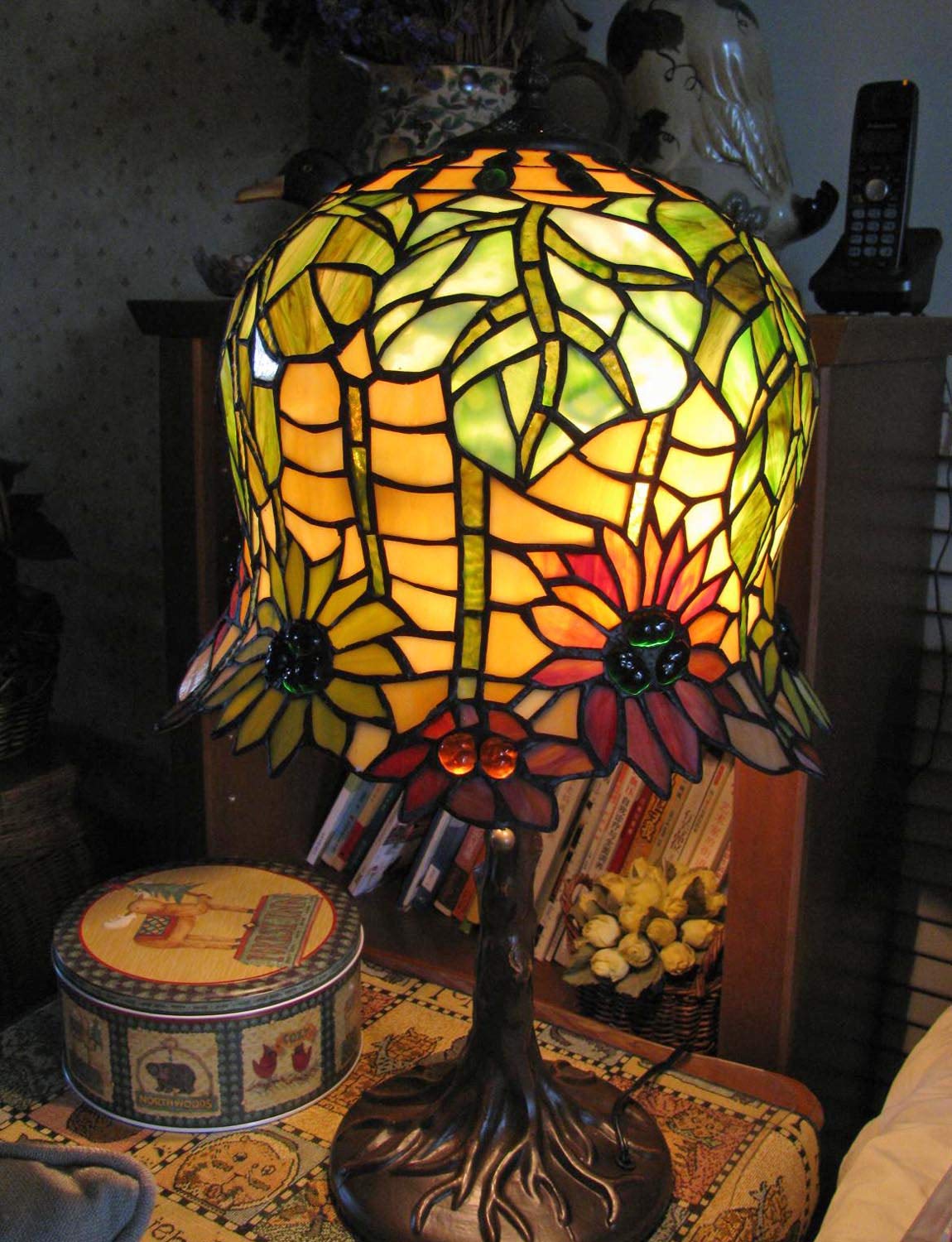 Tiffany Style Sunflower Stained Glass Table Lamp - 14 Inch Wide 2-Light Zinc Alloy Antique Base Handmade Decor for Dining Room, Living Room, Bedroom & Study | Perfect for Bedside, Dresser & Home Office Lighting