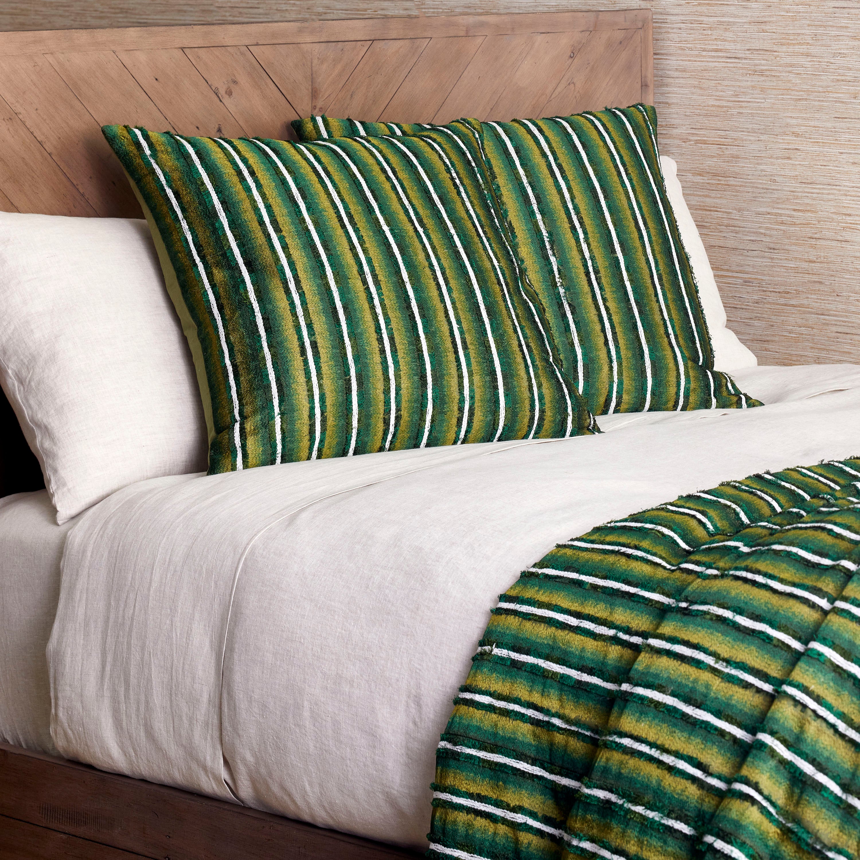 Pluma Throw Blanket - Soft & Cozy Lightweight Throw for Couch, Bed, Sofa - Perfect for Home, Office, and Travel