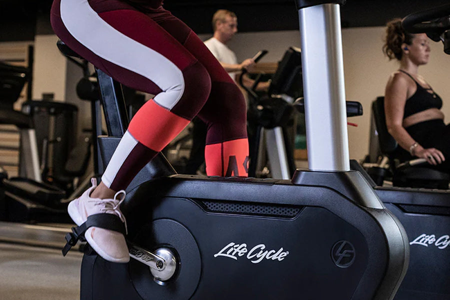 Life Fitness Club Series Plus Upright Lifecycle Bike with SE3 Console - Commercial Grade Exercise Bike for Home & Gym Use - Perfect for Cardio Workouts & Indoor Cycling Training