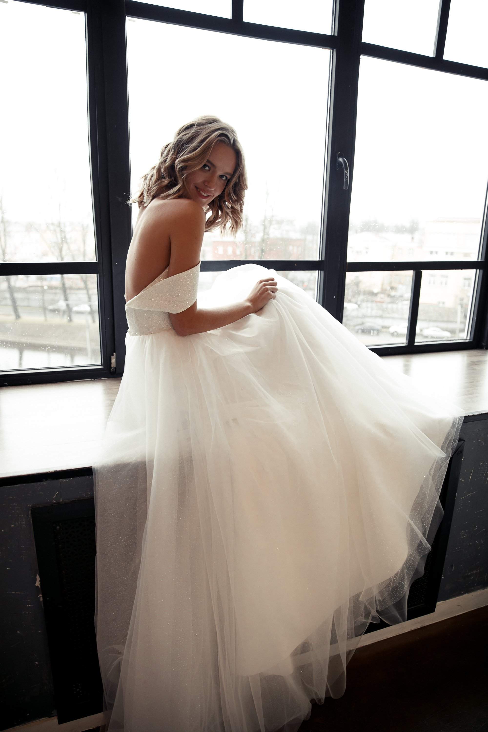 Elegant Minimalist Tulle Wedding Dress with Wide Straps - Klouzi Bridal Gown for Beach, Garden & Romantic Ceremonies