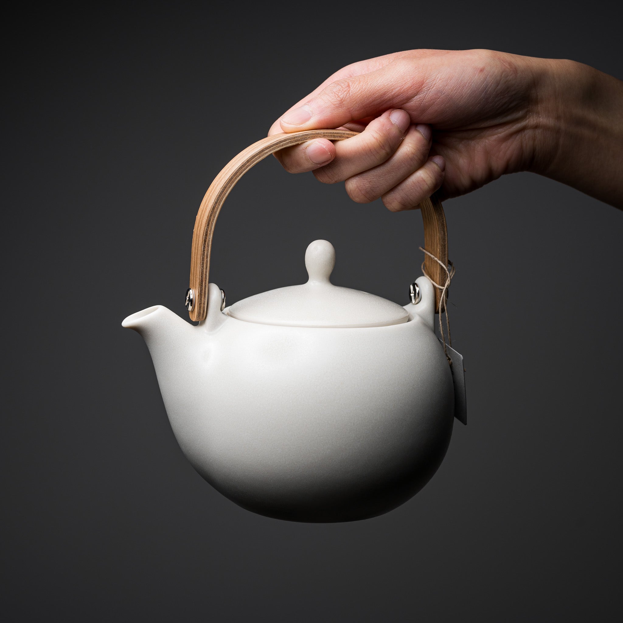 Yui Japanese Wooden Handle Teapot 600ml - White Ceramic Teapot for Green Tea, Herbal Tea & Matcha | Perfect for Tea Ceremonies, Home Use & Gifts