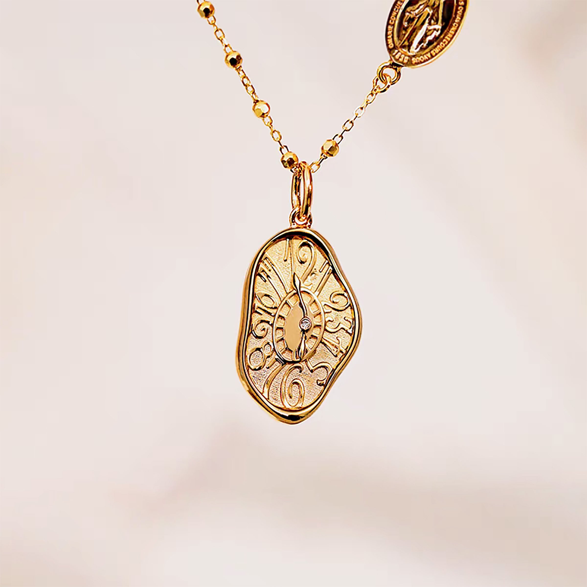 Xenomorph Solid Gold Alien Footprint Necklace - Sci-Fi Jewelry for Men & Women - Perfect Gift for Movie Fans & Collectors