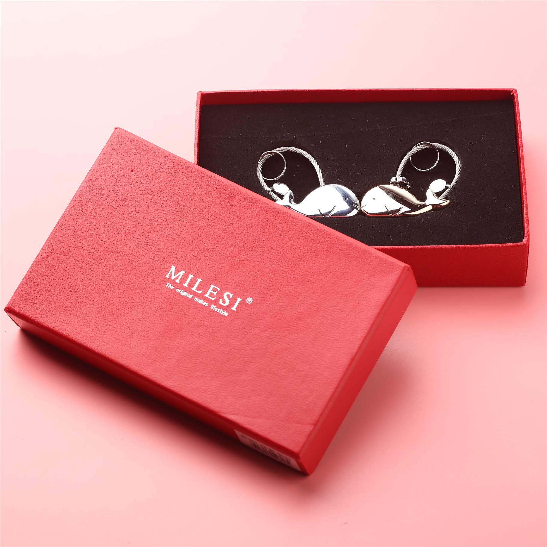 Personalized Sweet Kissing Whale Couples Keychains - Romantic Anniversary & Birthday Gifts for Couples - Perfect for Valentine's Day, Wedding Favors, and Everyday Carry