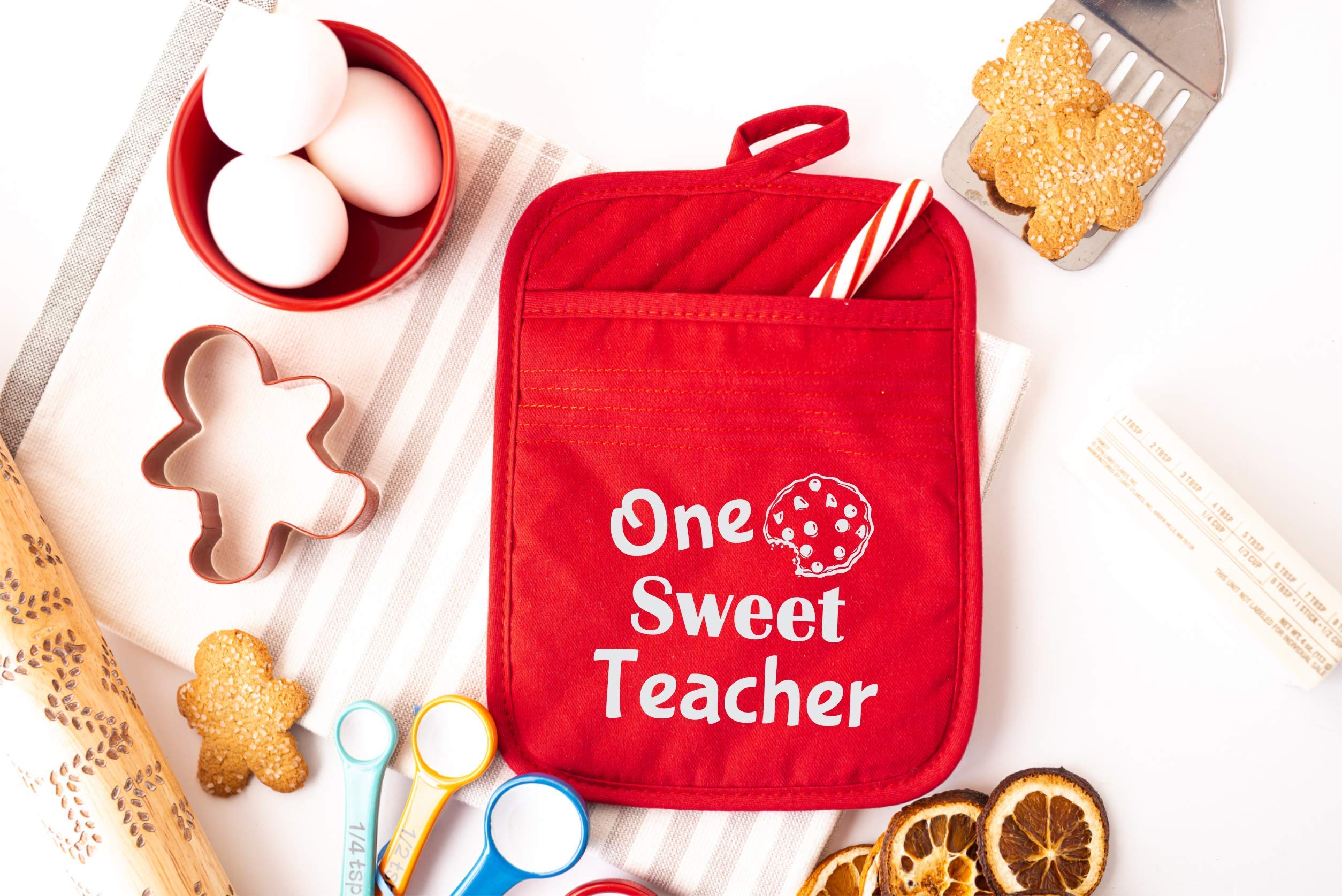 Best Teacher Gift Set for Women - 2-Piece Oven Mitt and Potholder with 'One Smart Cookie' Design - Perfect Thank You Present for Teacher Appreciation Week, End of Year, Christmas - Ideal for Baking, Cooking, and Classroom Activities