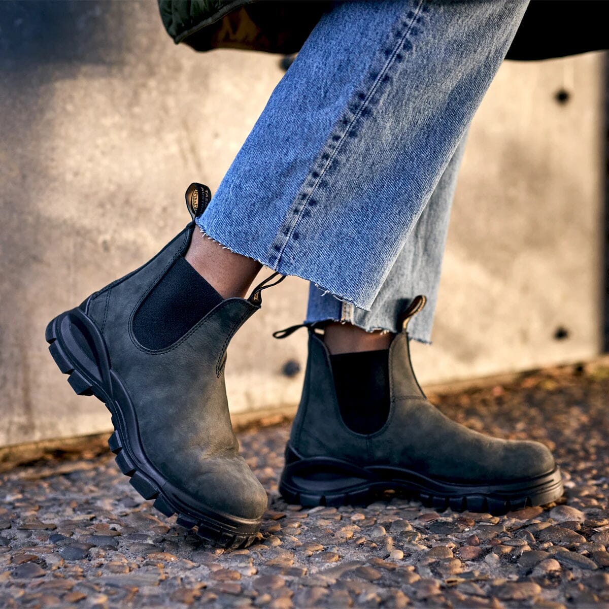 Blundstone Chelsea Lug Boot 2238 - Waterproof & Comfortable Work Boots for Men & Women - Perfect for Outdoor, Hiking & Casual Wear