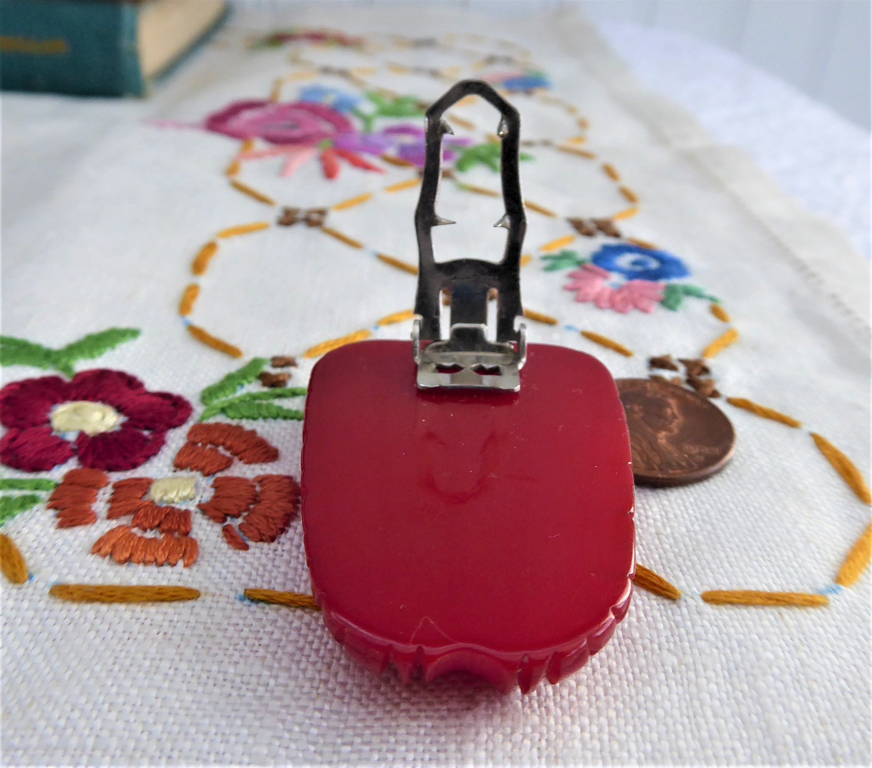 Vintage 1930s Cherry Red Bakelite Art Deco Dress Clip - Hand Carved Neckline Jewelry for Women | Perfect for Vintage Fashion, Costume Parties & Antique Collections