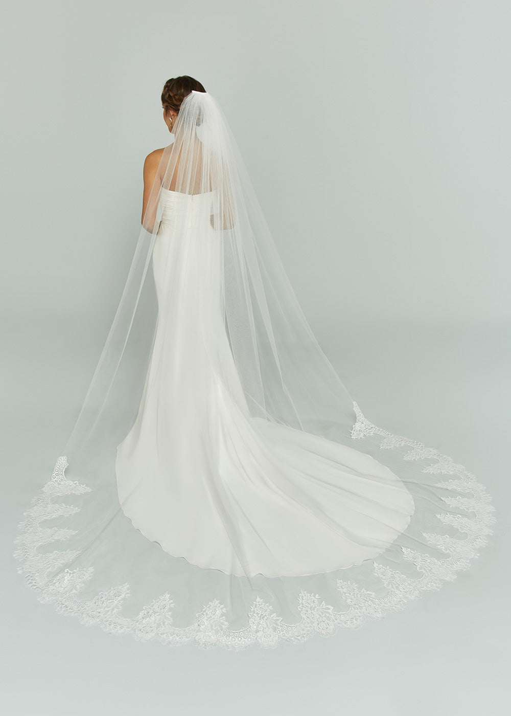 Elegant Cathedral Wedding Veil V1033 with Scallop Lace Edge - Perfect for Bridal Gowns, Church Ceremonies & Romantic Photo Shoots