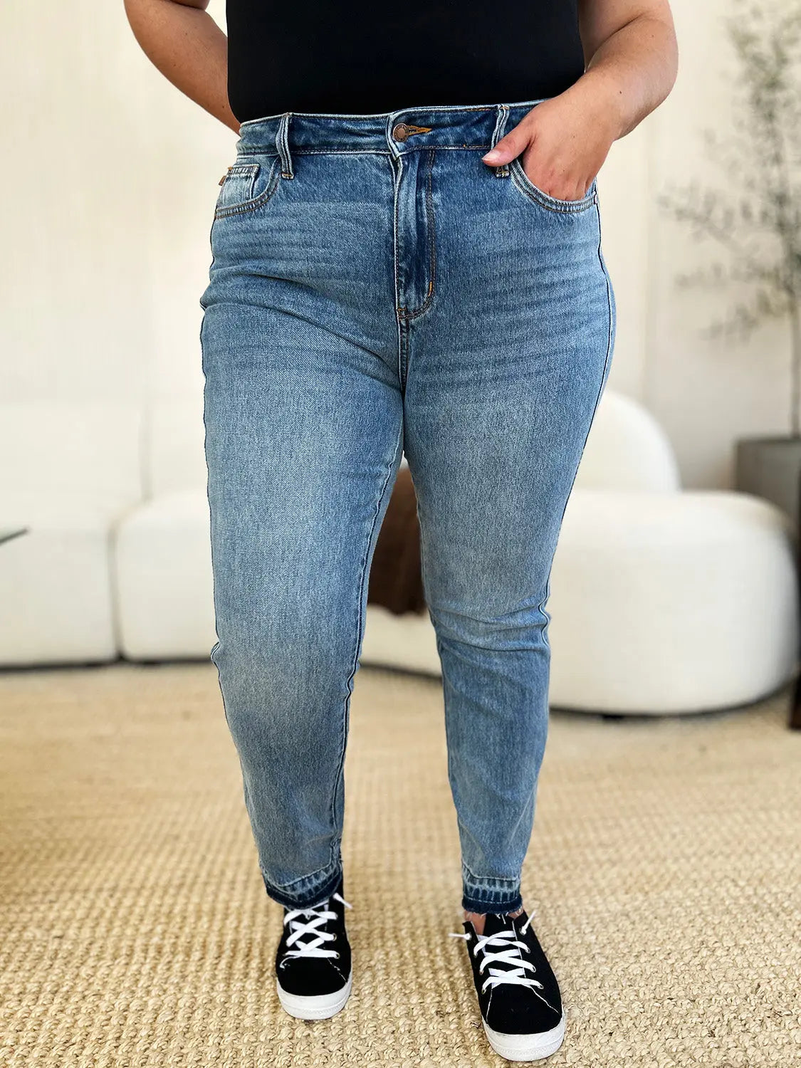 Judy Blue Women's Full Size Mid Rise Rigid Magic Release Hem Jeans - Comfortable Stretch Denim Pants for Casual Wear & Everyday Outfits