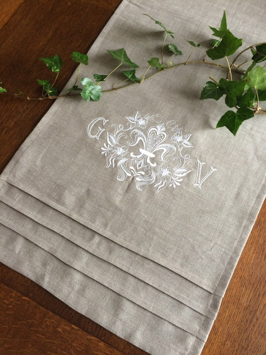 Elegant Fleur de Lis Table Runner - French Inspired Dining Table Decor for Weddings, Parties & Holiday Celebrations