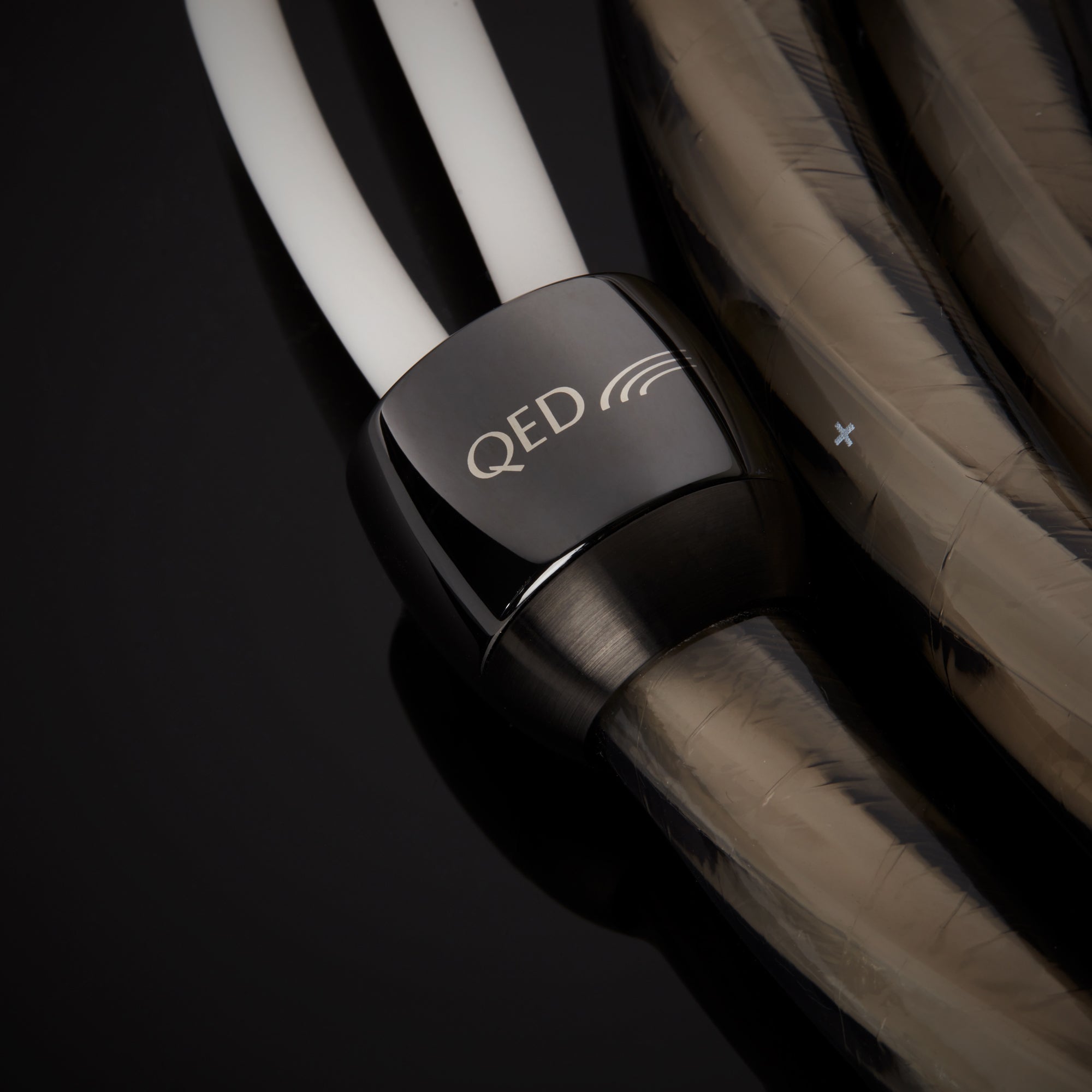 Premium QED Supremus Zr Speaker Cable - Banana Plug Pair for High-End Audio Systems - Perfect for Home Theater & Studio Setup