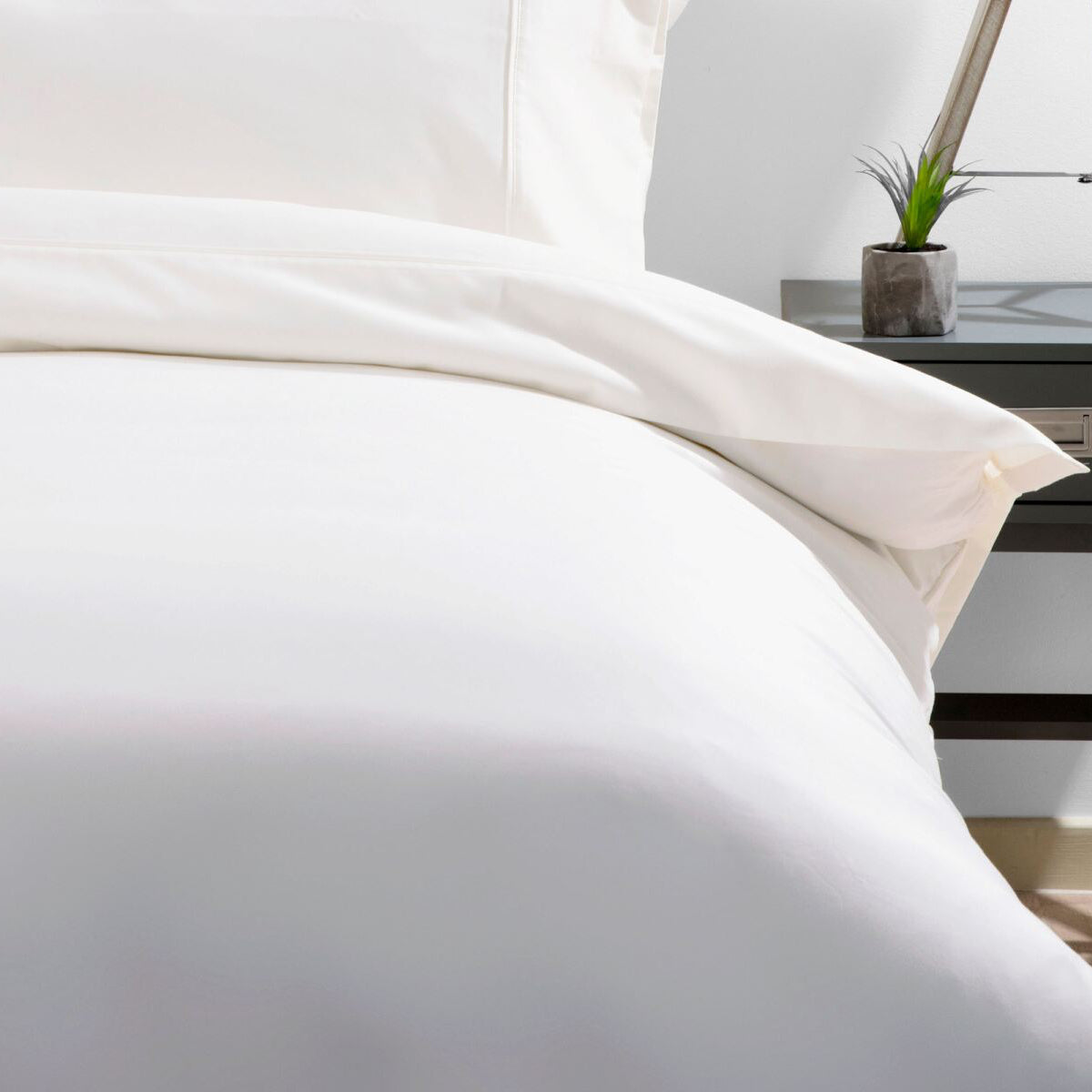 Belledorm 600 Thread Count Cotton Sateen Duvet Cover Set - Queen Size, White - Luxury Soft Bedding for Hotel-Like Comfort in Bedroom & Guest Room