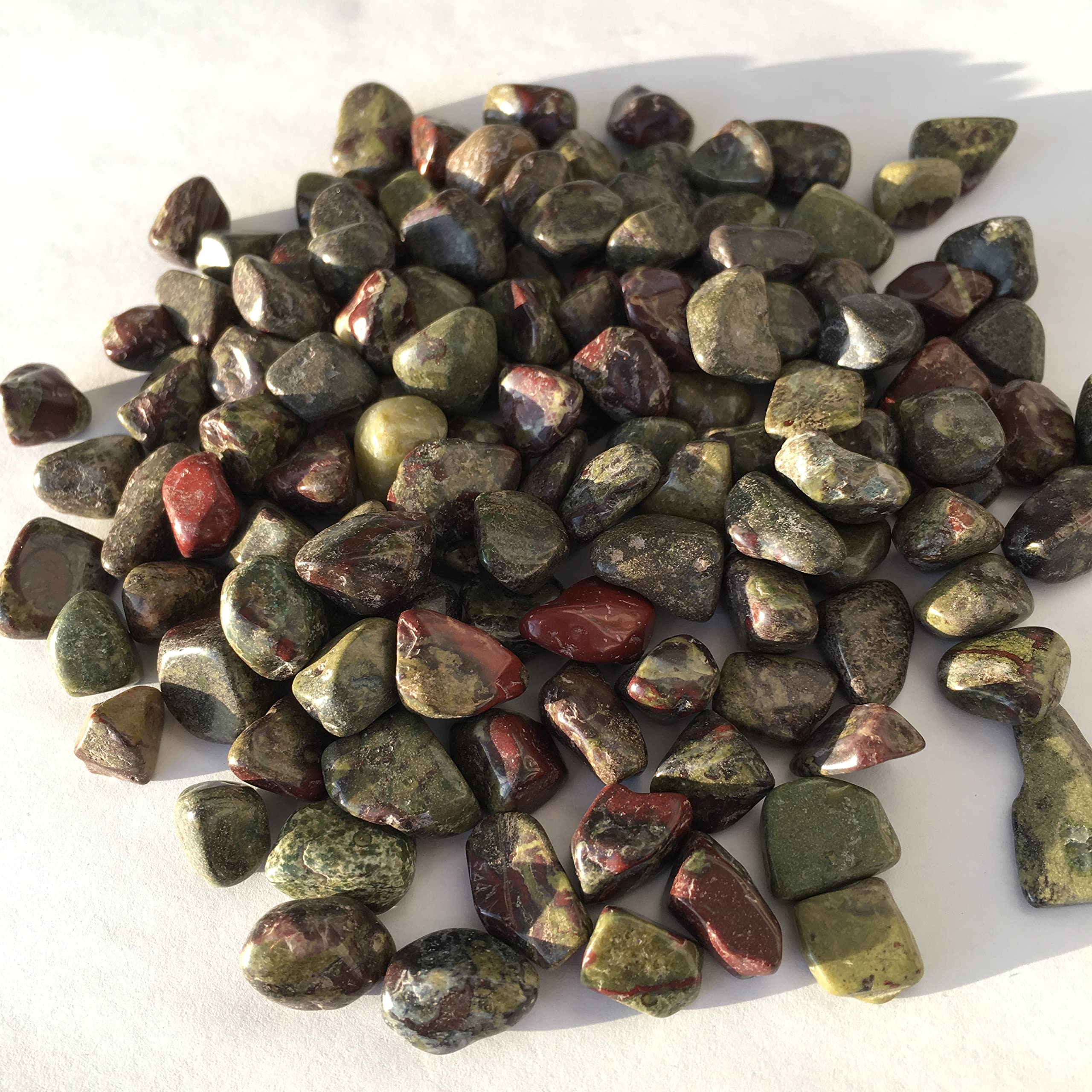 Natural Dragon Blood Stone Gravel - 1500g Healing Crystal for Meditation, Aquarium, Garden Decor - Positive Energy Home & Office Decoration Gifts for Relaxation & Spiritual Healing