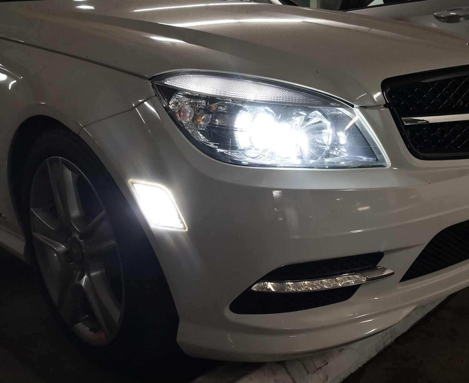 Clear Lens White LED Side Marker Lights for 2008-2011 Mercedes W204 Pre-LCI C-Class - Enhance Visibility & Style for Night Driving & Car Shows