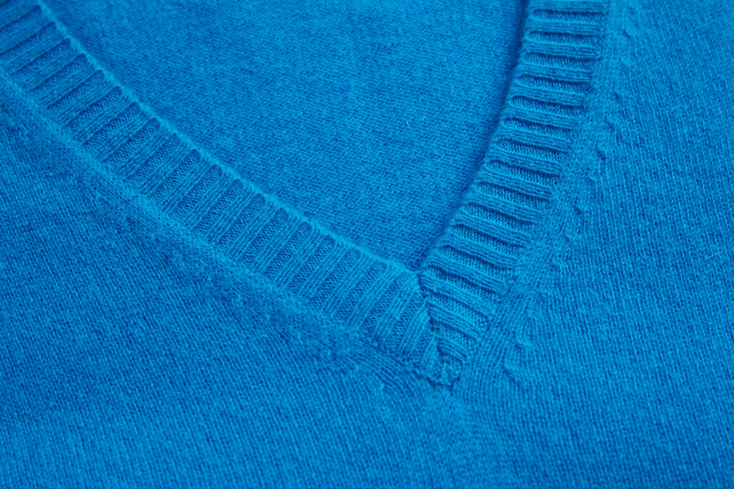 EURKEA 100% Cashmere V-Neck Sweater for Men - Soft Long Sleeve Pullover Winter Knitwear - Perfect Christmas Gift for Him - Ideal for Office, Date Night & Holiday Gatherings