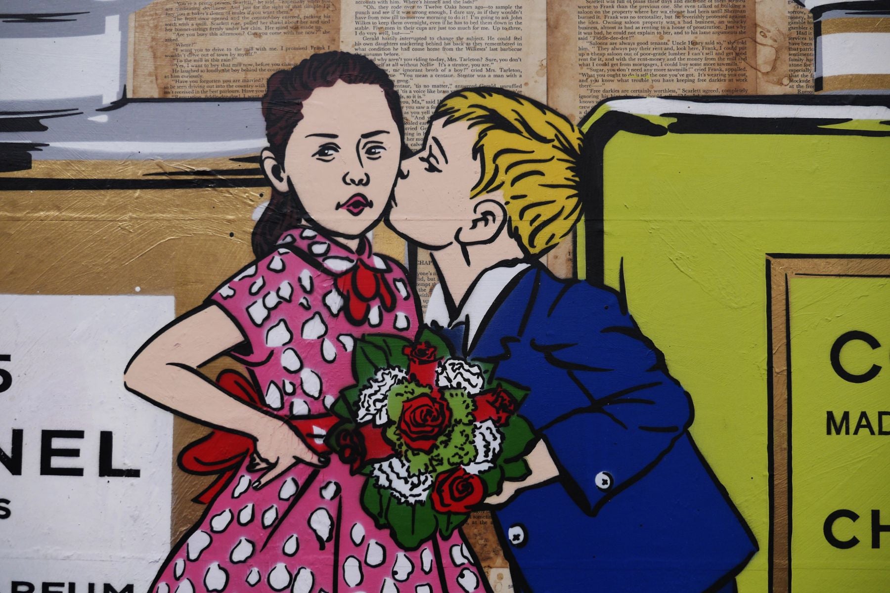 Le Kisses 190cm x 100cm Perfume Bottles Kissing Urban Pop Art Canvas Painting - Perfect for Book Club Decor, Living Room Wall Art & Modern Home Decor