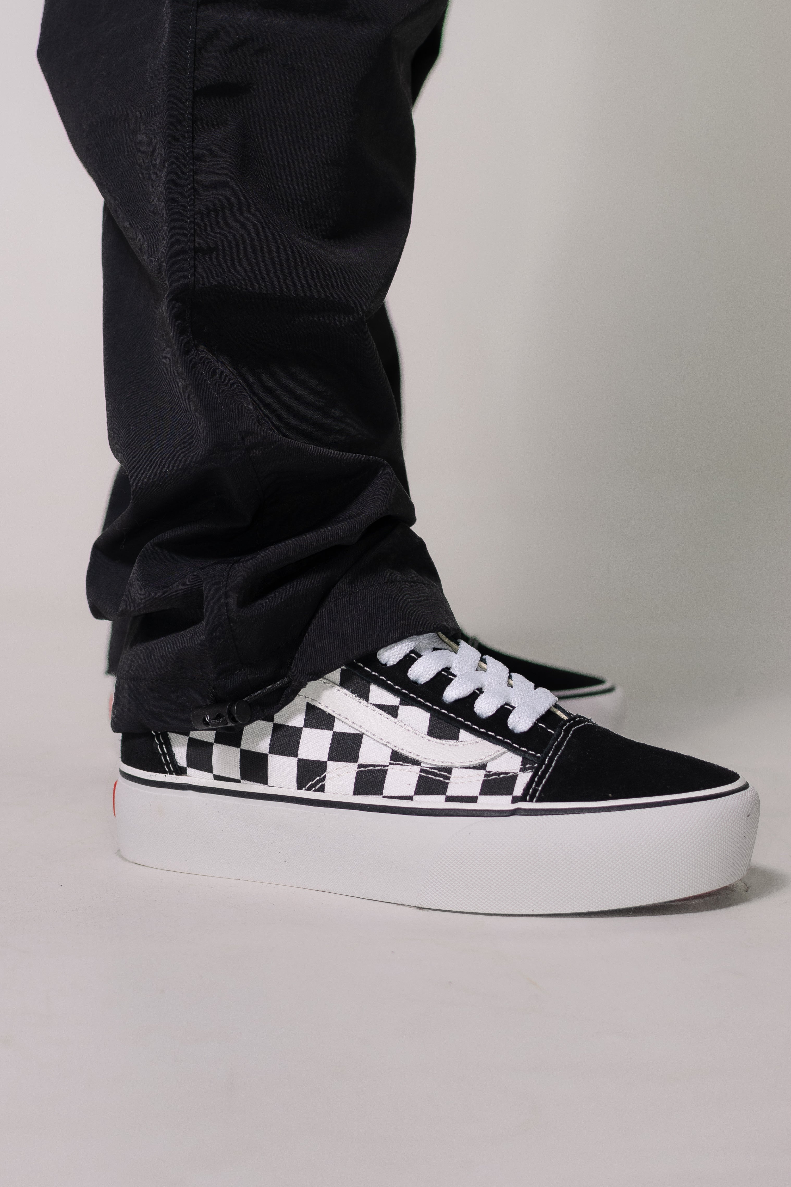 Vans Old Skool Platform Sneakers for Women & Men - Classic Skate Shoes with Cushioned Comfort - Perfect for Streetwear, Skateboarding & Casual Outfits