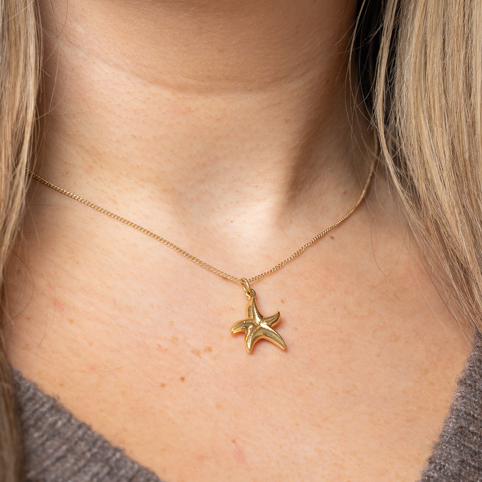 18K Yellow Gold Starfish Charm Pendant - Elegant Beach Jewelry for Women, Perfect for Summer Vacations, Beach Weddings & Gifts
