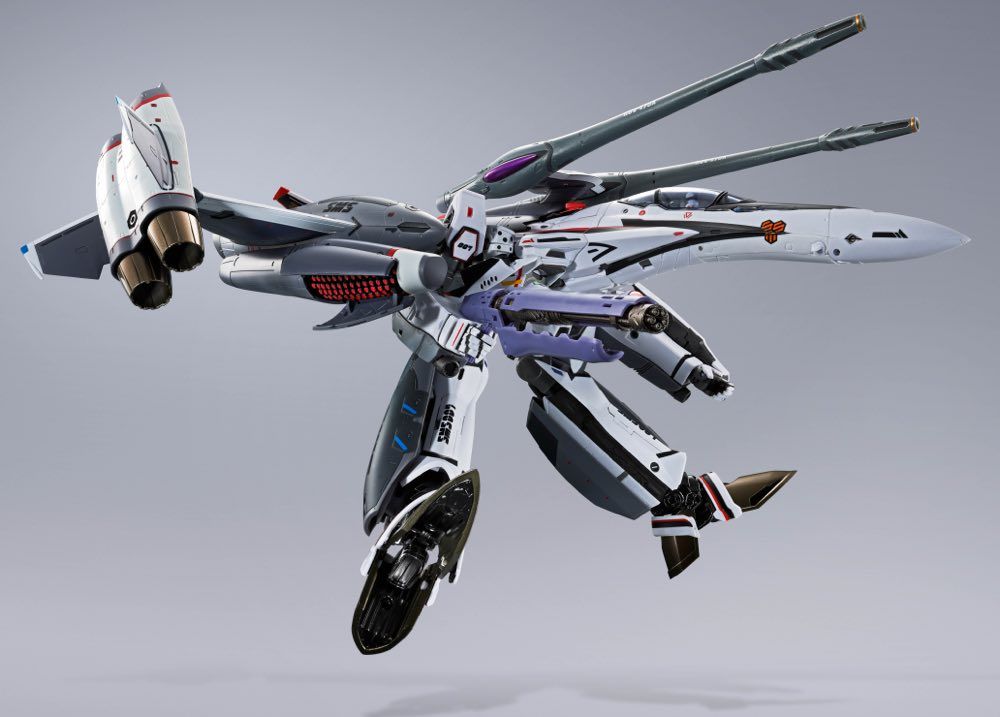 Bandai DX Chogokin VF-25F Tornado Messiah Valkyrie Action Figure - Macross Frontier Alto Saotome Ver. | Collectible Anime Robot Toy for Display & Play | Perfect for Fans & Model Enthusiasts
