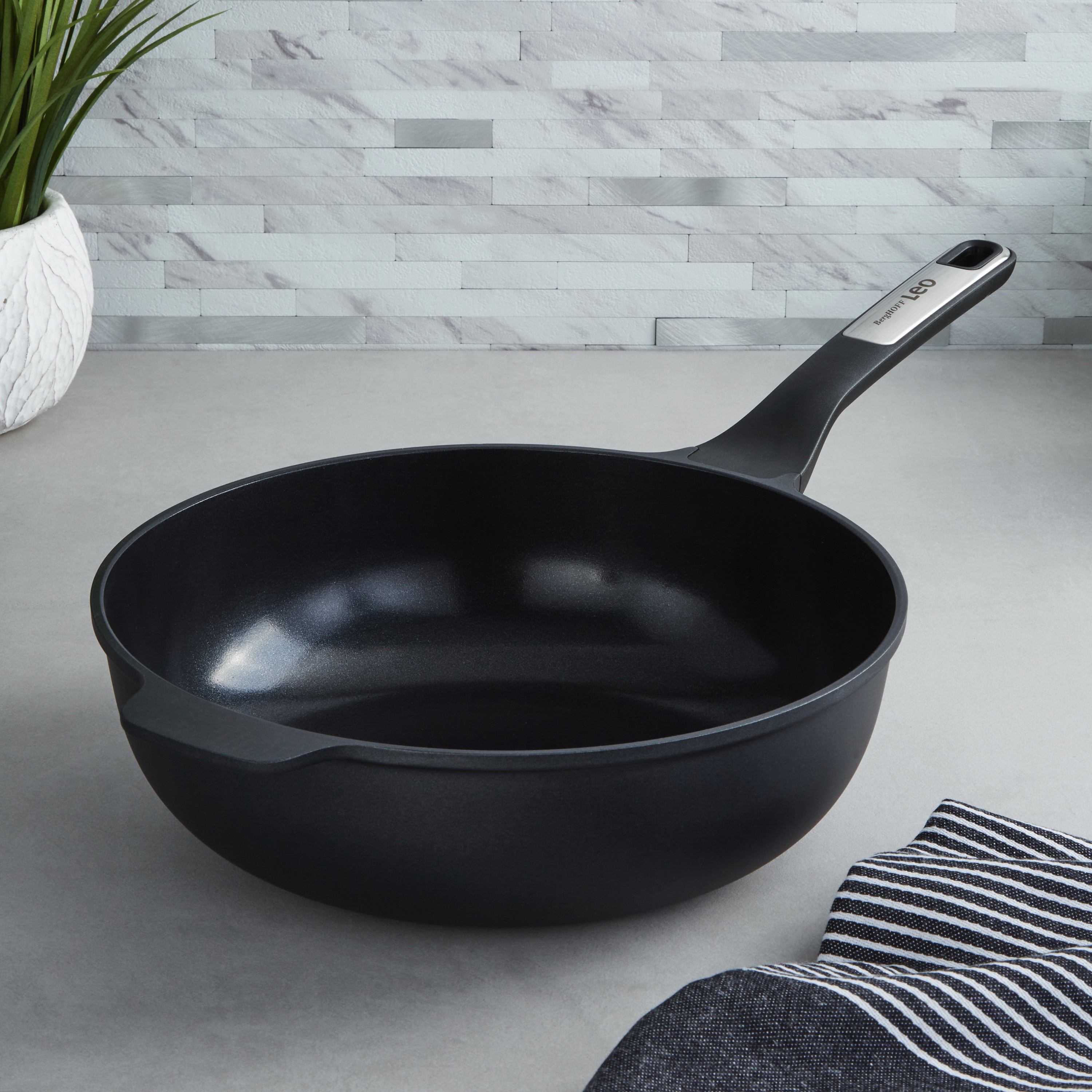 BergHOFF Leo Phantom Nonstick Ceramic 11-Inch Wok Pan 4.6 Quart | Eco-Friendly Recycled Material | Perfect for Stir-Frying, Sautéing & Asian Cooking
