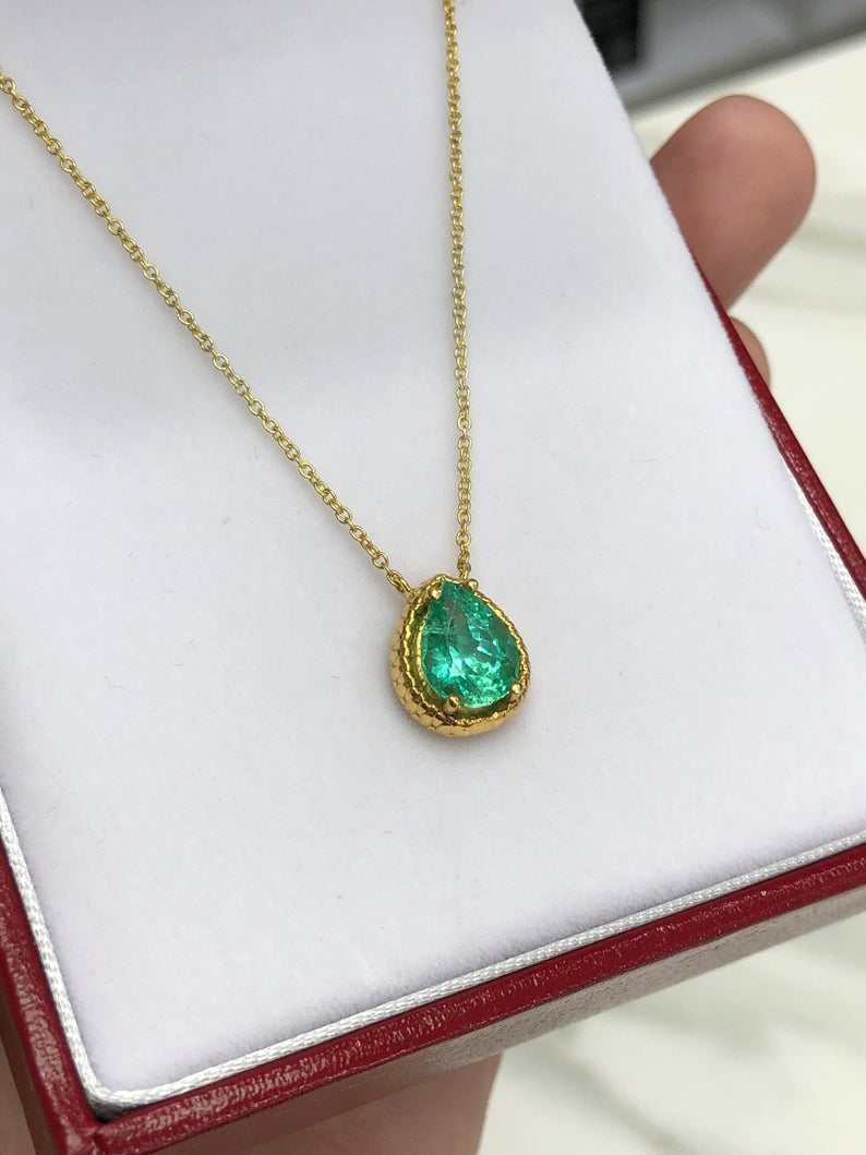 1.55 Carat Elegant Snake Skin Pattern Pear-Shaped Colombian Emerald Solitaire Necklace in 14K Gold - Perfect for Evening Wear, Gifts & Special Occasions