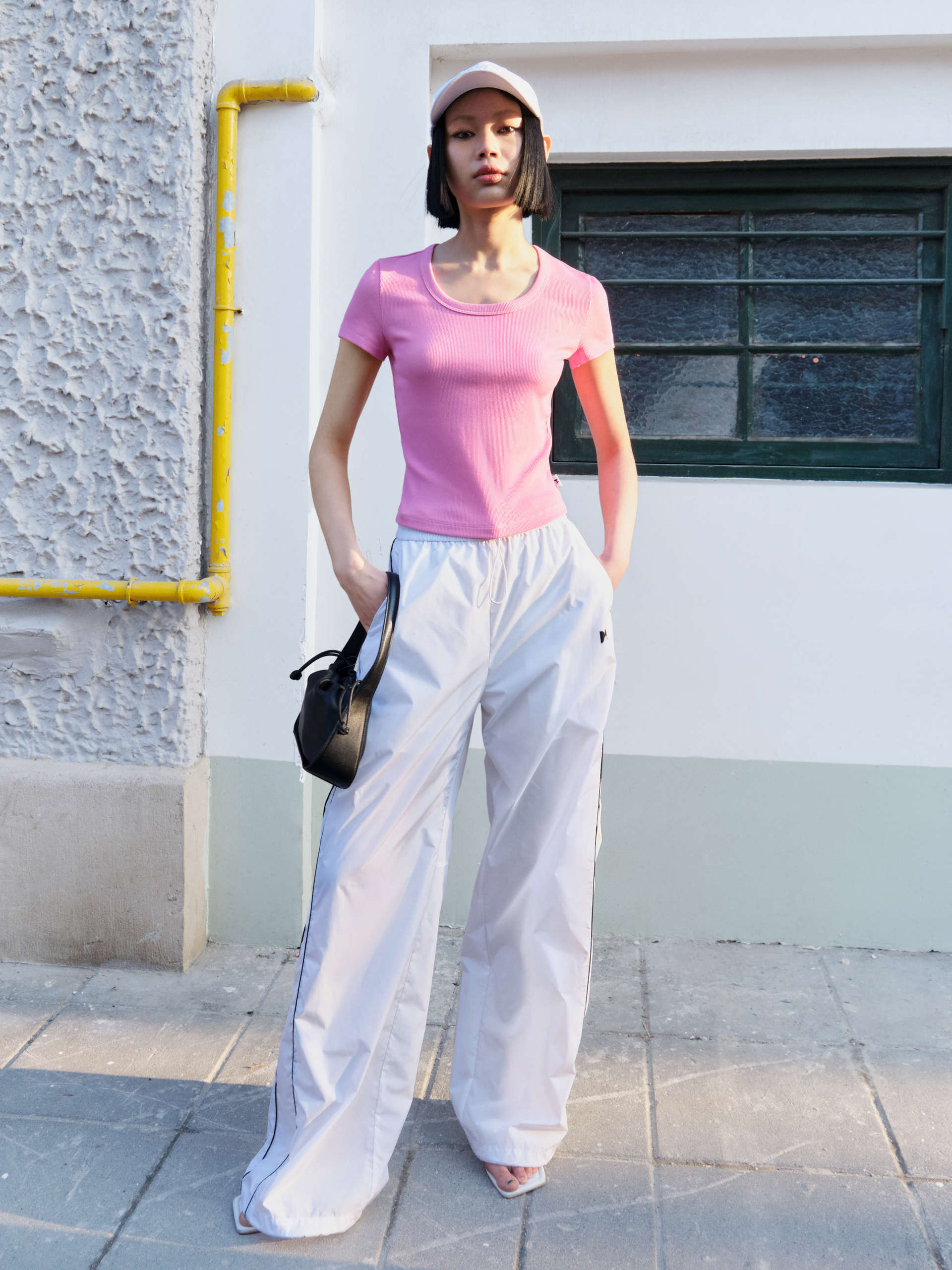 Cropped Slim Fit T-Shirt for Women - Trendy Casual Short Sleeve Top for Summer Outfits & Streetwear Fashion