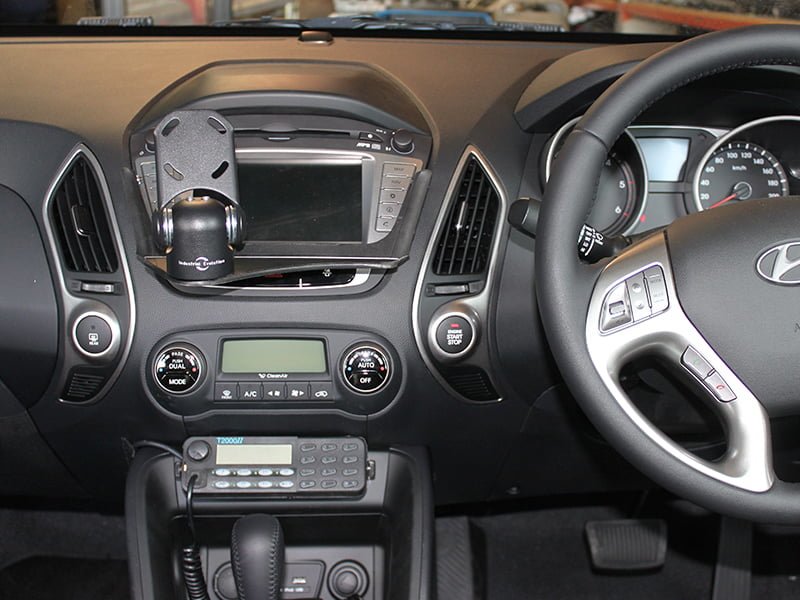 Industrial Evolution InDash Mount for Hyundai ix35 (2010+) - Secure Car Phone Holder for GPS Navigation & Hands-Free Calling - Perfect for Commuting & Road Trips