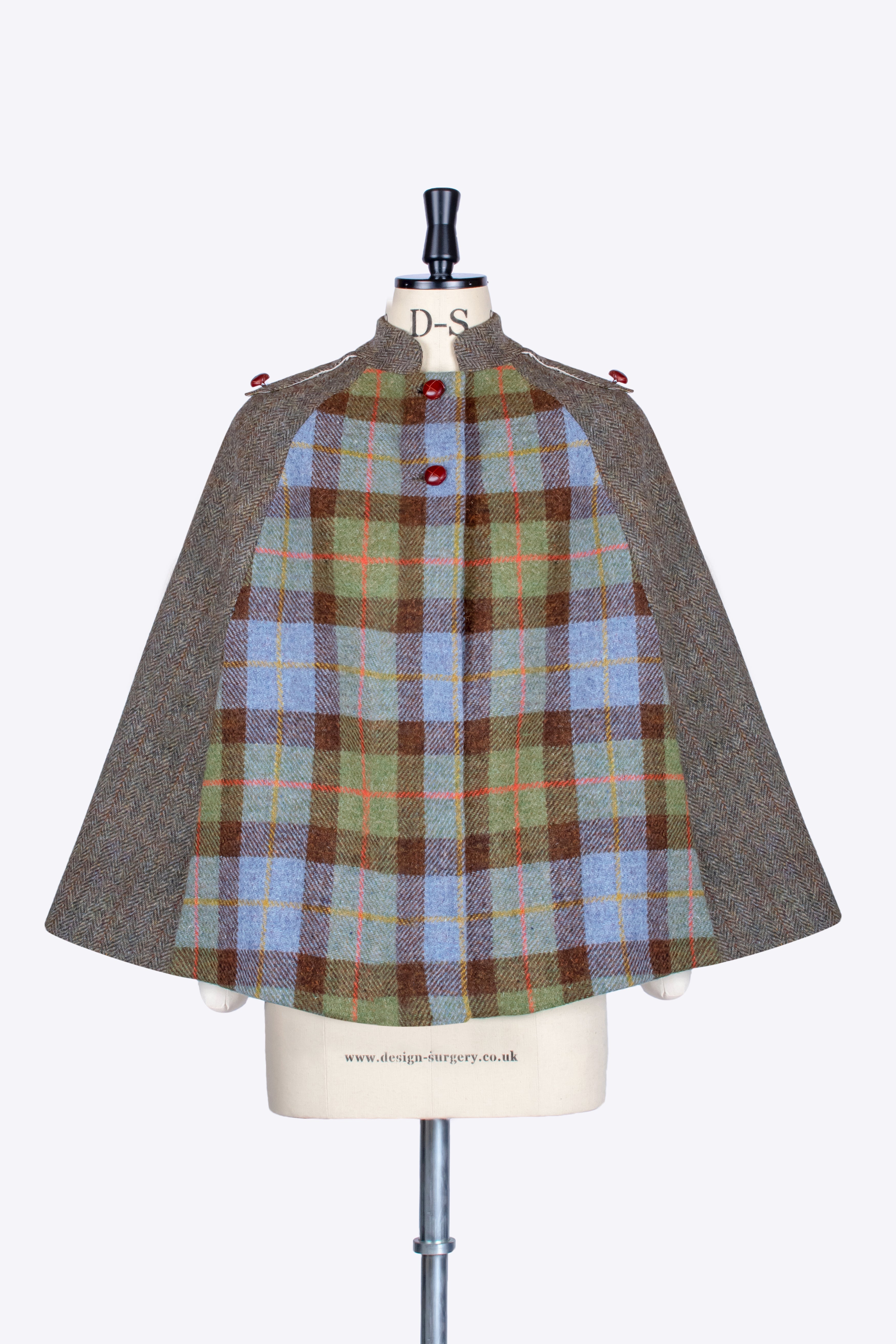 Stylish Short Cape in MacLeod & Moss Green - Perfect for Outdoor Adventures, Cosplay & Fashion Layering