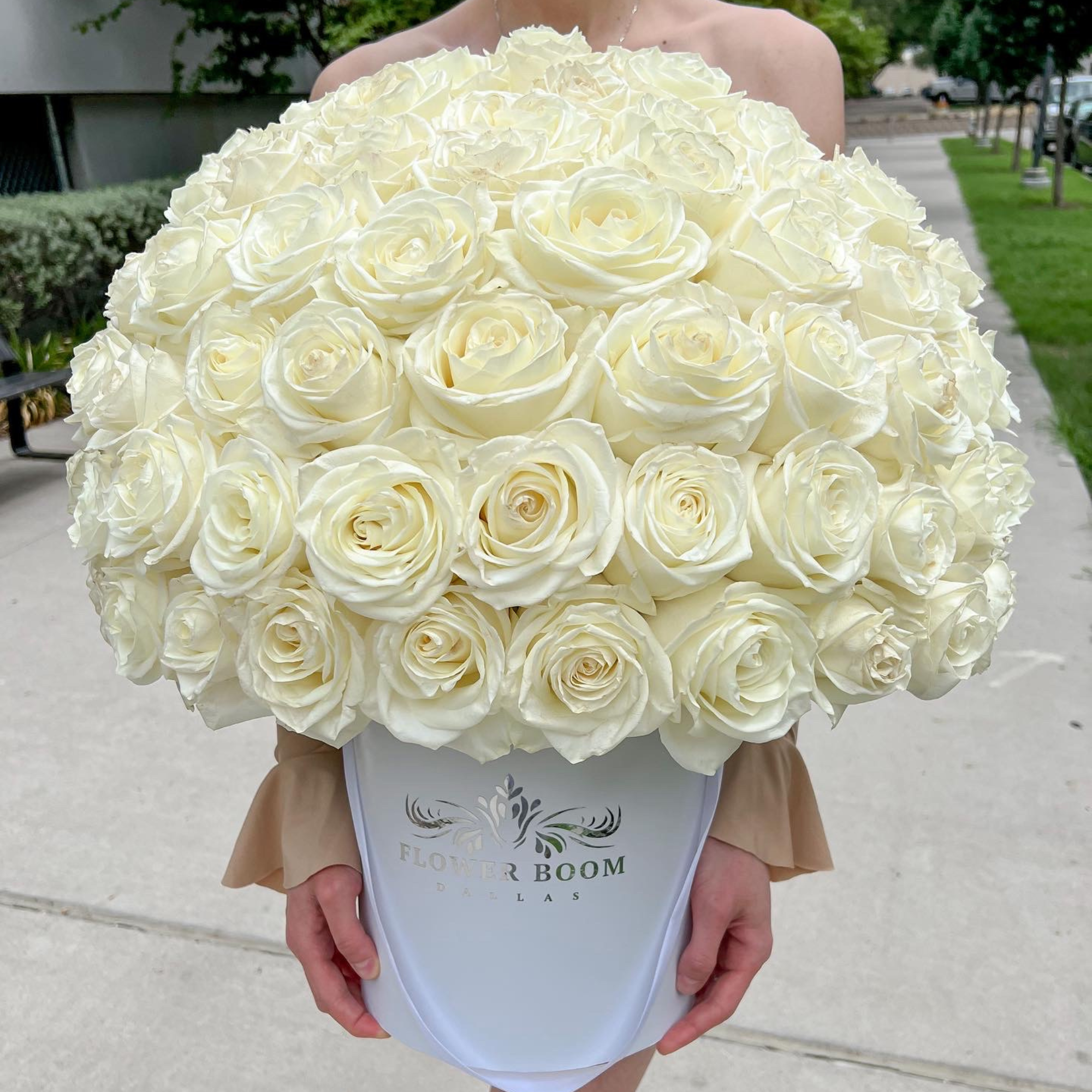 Premium White Rose Gift Box - Elegant Floral Arrangement for Birthdays, Anniversaries & Special Occasions
