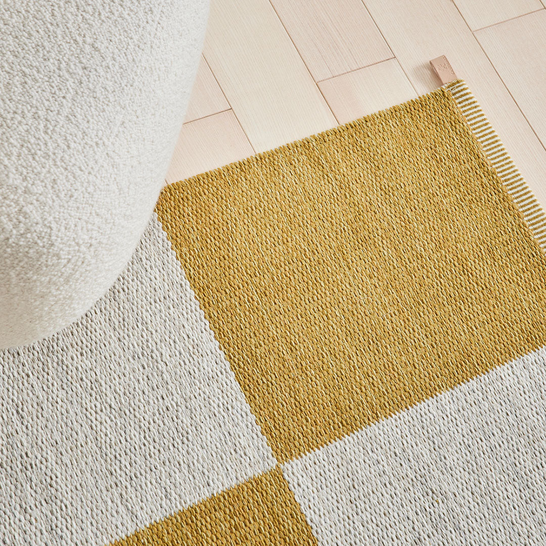 Checkerboard Icon Rug - Stylish and Durable Non-Slip Floor Mat for Living Room, Bedroom, or Office - Perfect for Home Decor and Comfort