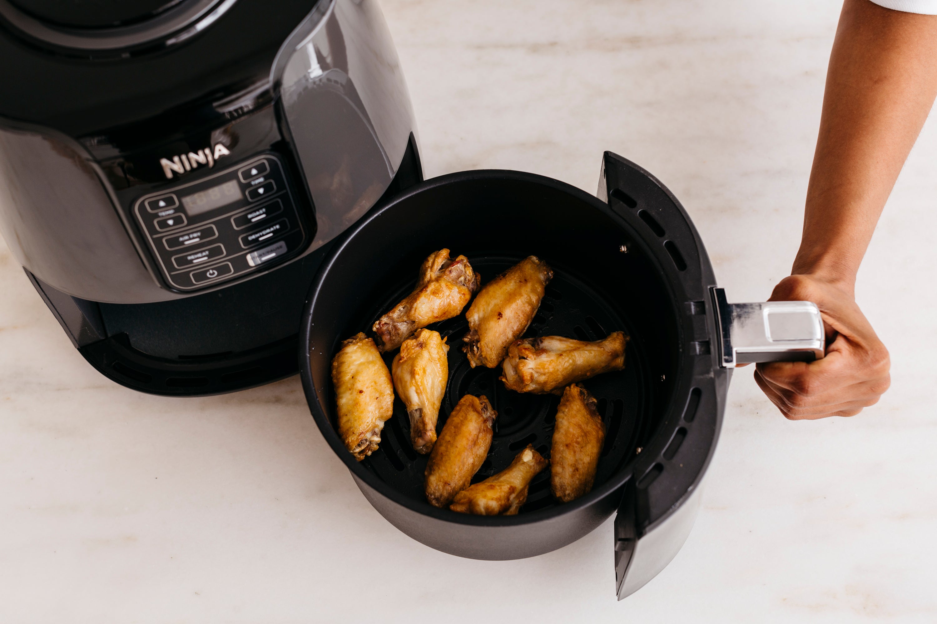 Ninja AF100 Air Fryer - 6 Quart Digital Air Fryer with Wide Temperature Range, Perfect for Frying, Roasting, Baking & Reheating - Ideal for Family Meals, Healthy Cooking & Quick Snacks