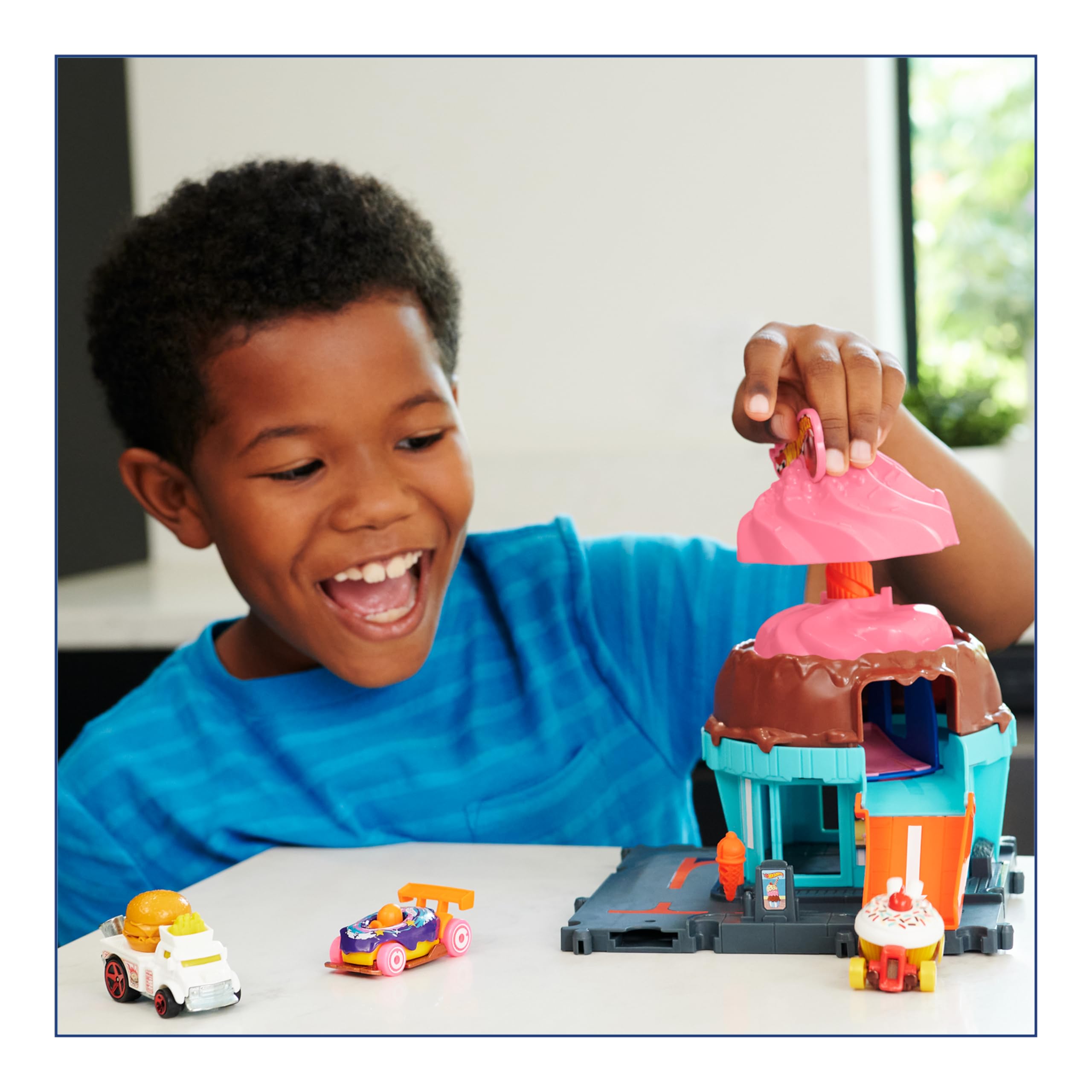 Hot Wheels HTN77 Die-Cast Toy Cars for Kids - Collectible Racing Vehicles with Stunt Tracks - Perfect for Playtime, Birthday Gifts & Car Enthusiasts