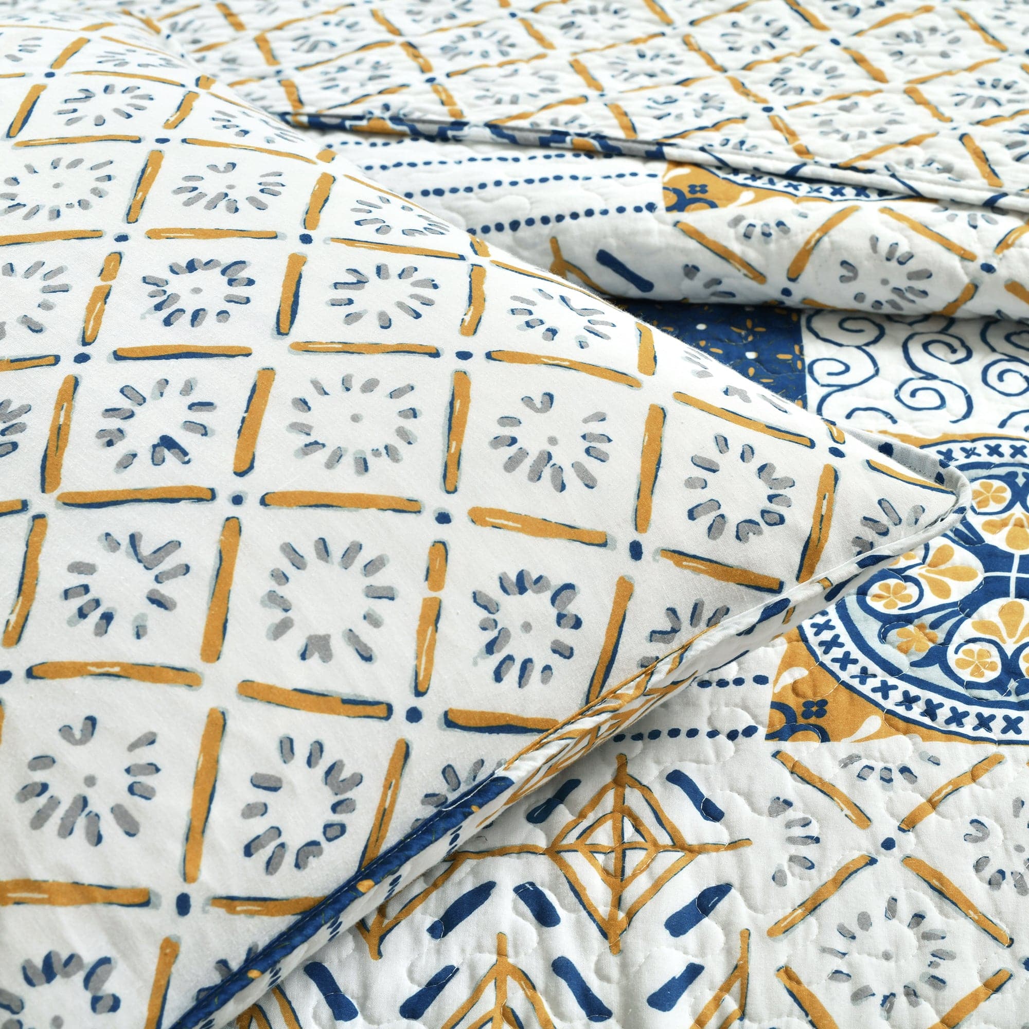 Monique Patch 3-Piece Quilt Set - Queen Size Bedding, Soft & Cozy Comforter with Matching Pillow Shams - Perfect for Master Bedroom, Guest Room & Cozy Home Decor