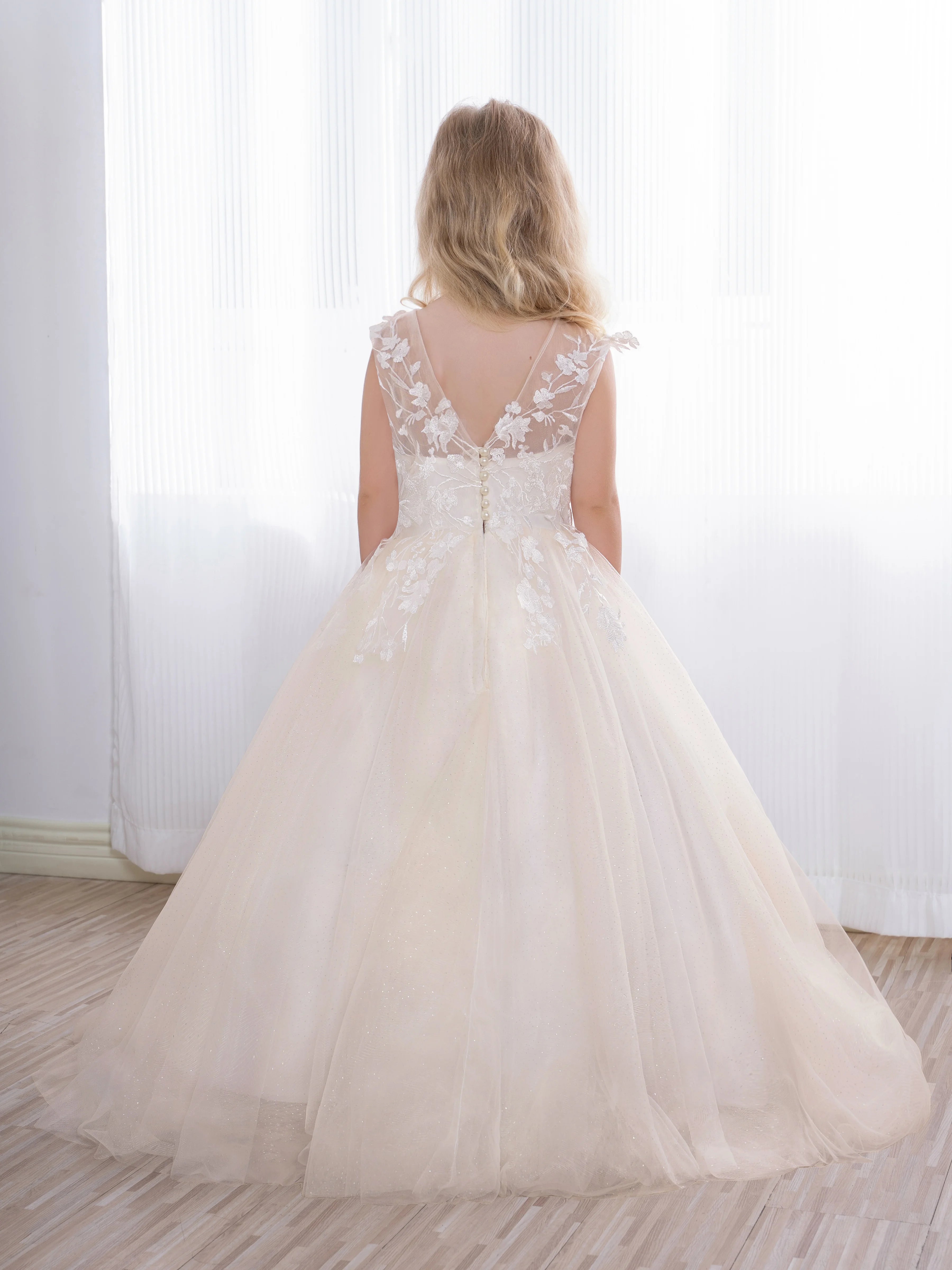 Elegant Floral Embroidered Flower Girl Dress with Long Train - Perfect for Weddings, First Communion, and Special Occasions