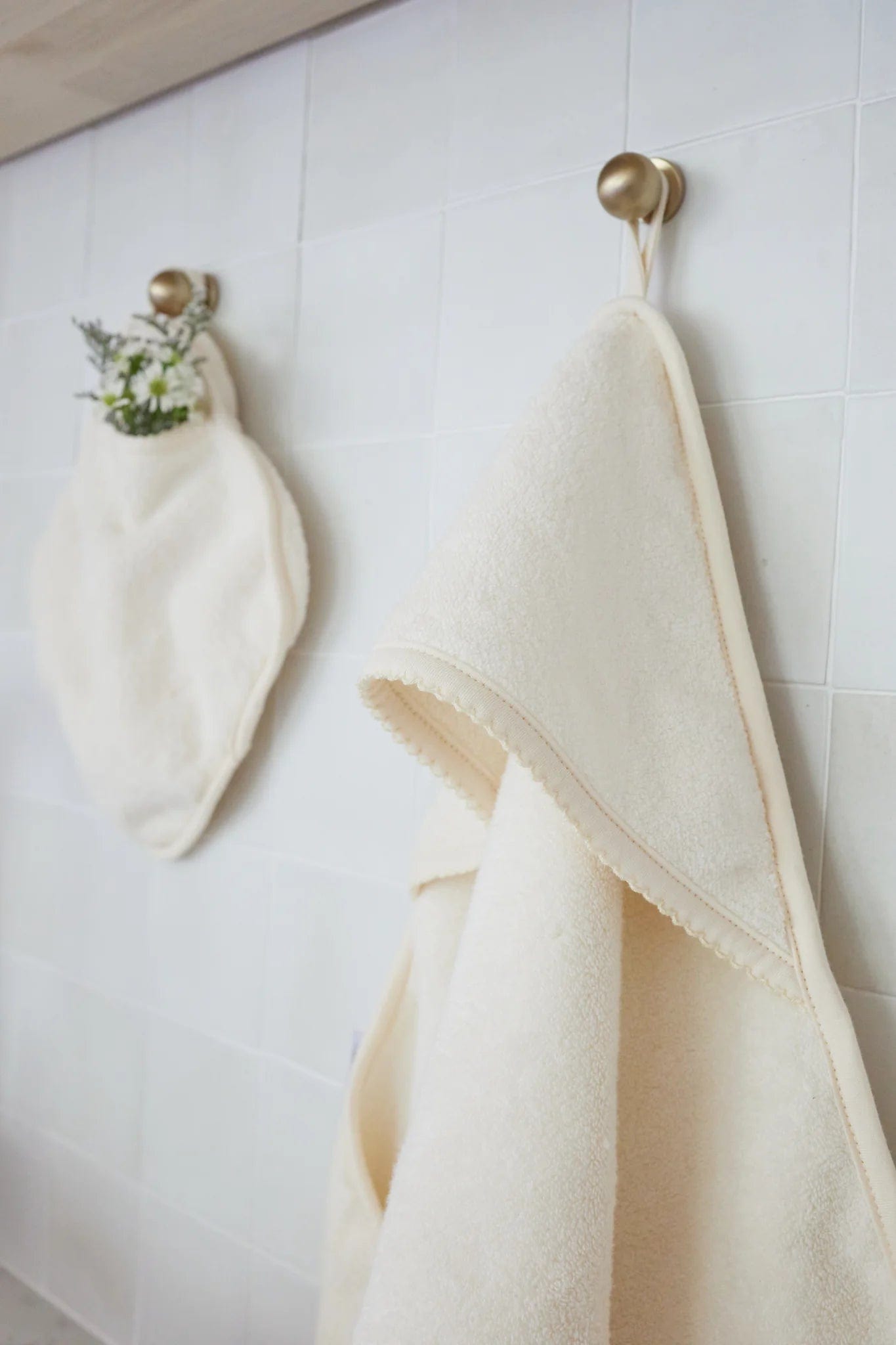 Elys & Co Scalloped Hooded Baby Towel with Pocket Washcloth - Soft Absorbent Bath Towel for Newborns, Infants & Toddlers - Perfect for Bath Time, Swimming & Beach Outings
