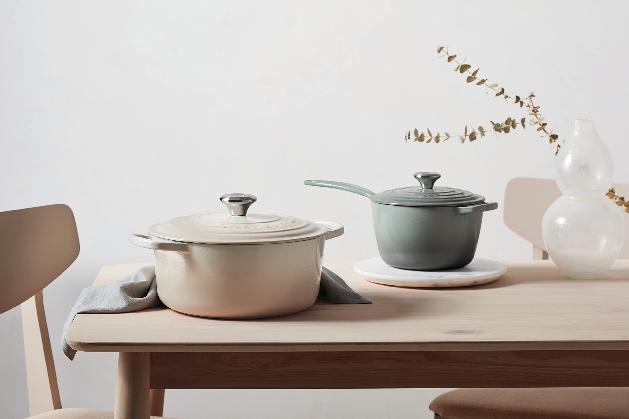 Le Creuset Signature Enameled Cast Iron Round Dutch Oven 7.25 Quart - Premium Cookware for Braising, Baking & Slow Cooking - Perfect for Soups, Stews & Casseroles - Meringue Color