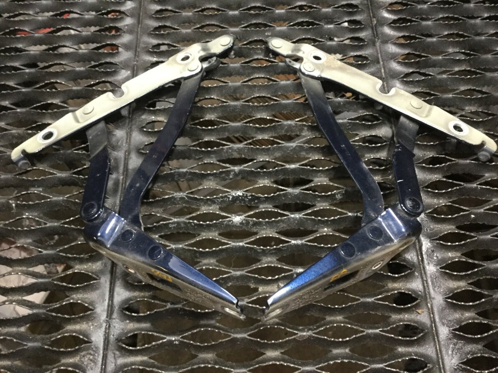 05-08 Audi A4 Trunk Lid Hinge Set (Left & Right 2pcs) - OEM Replacement Parts for Smooth Trunk Operation & Secure Closure