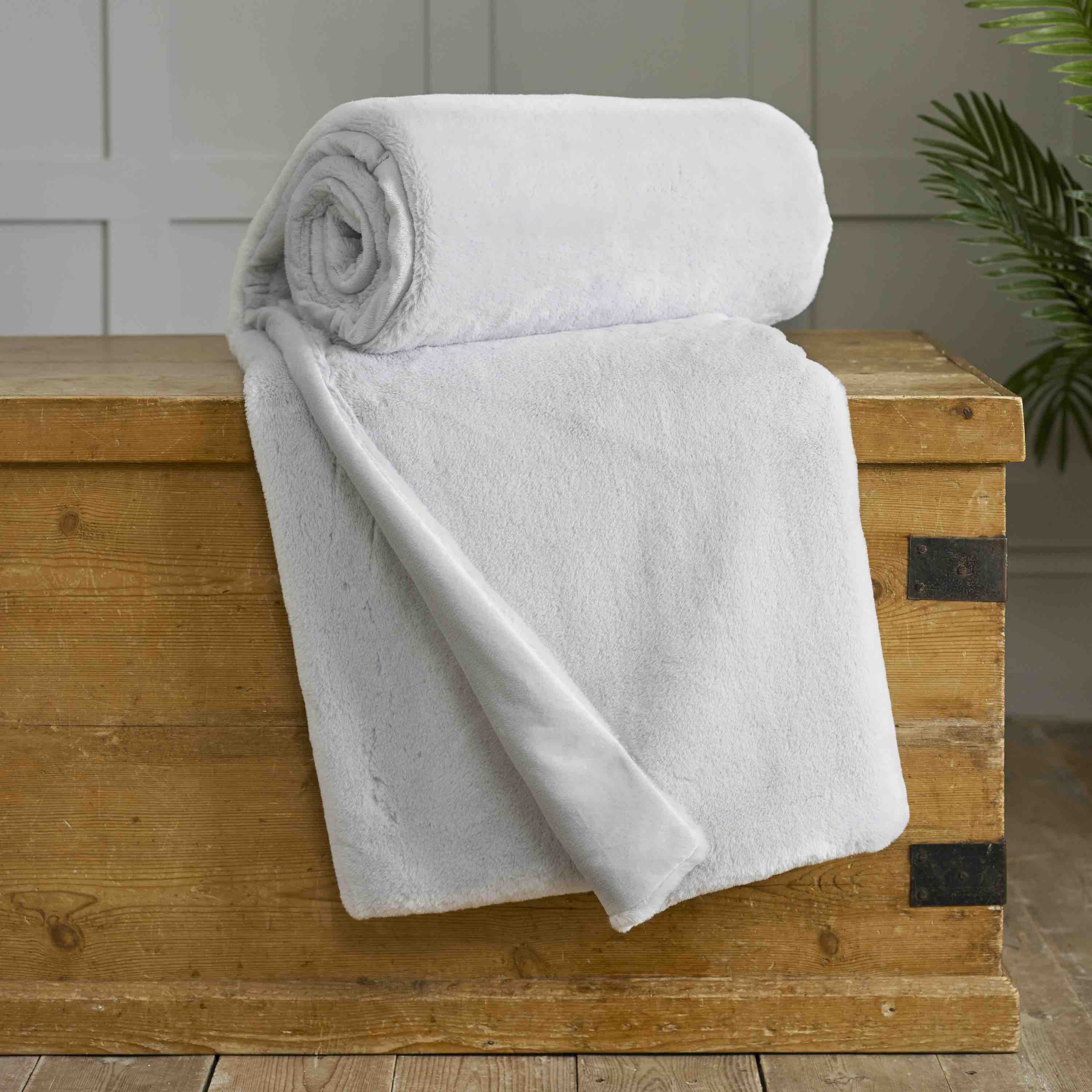 Aspen Faux Fur Quilted Throw Blanket - Silver Gray Plush Soft Warm Cozy Bedding for Couch, Sofa, Bed - Perfect for Winter, Living Room, Bedroom Decor