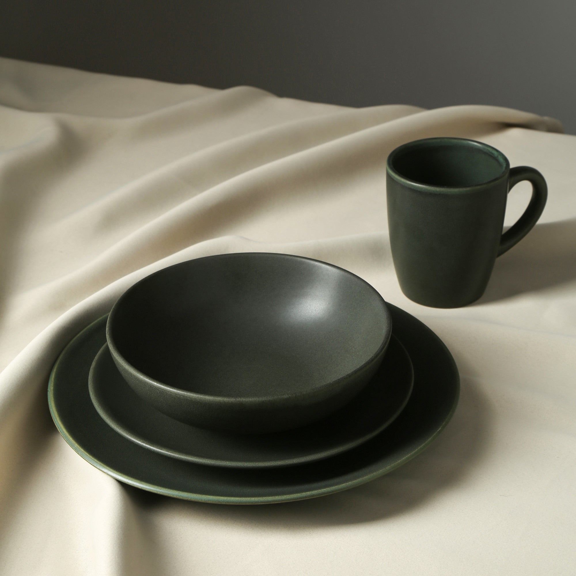 Premium Grao Stoneware Dinnerware Set - 16-Piece Green Dinner Plates, Bowls & Mugs - Eco-Friendly & Durable for Everyday Use, Family Dinners & Entertaining Guests