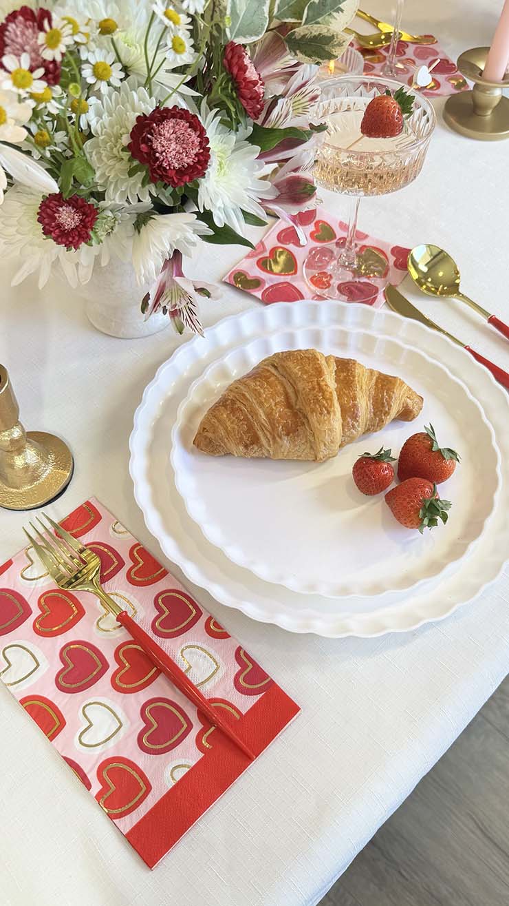 Elegant Heart-Shaped Tableware Set for Romantic Dinners, Valentine's Day & Special Occasions - Perfect for Date Nights, Anniversaries and Wedding Decor