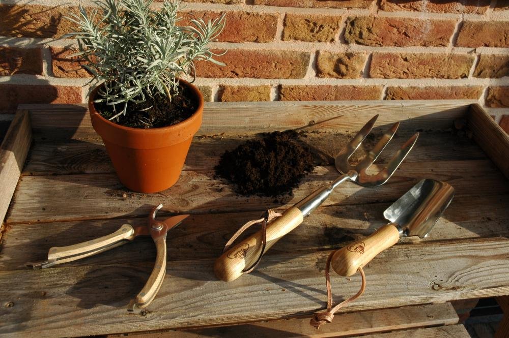 Esschert Design GT14 Hand Shovel - Durable Gardening Tool for Digging, Planting & Weeding | Perfect for Home Garden, Yard Work & Outdoor Activities