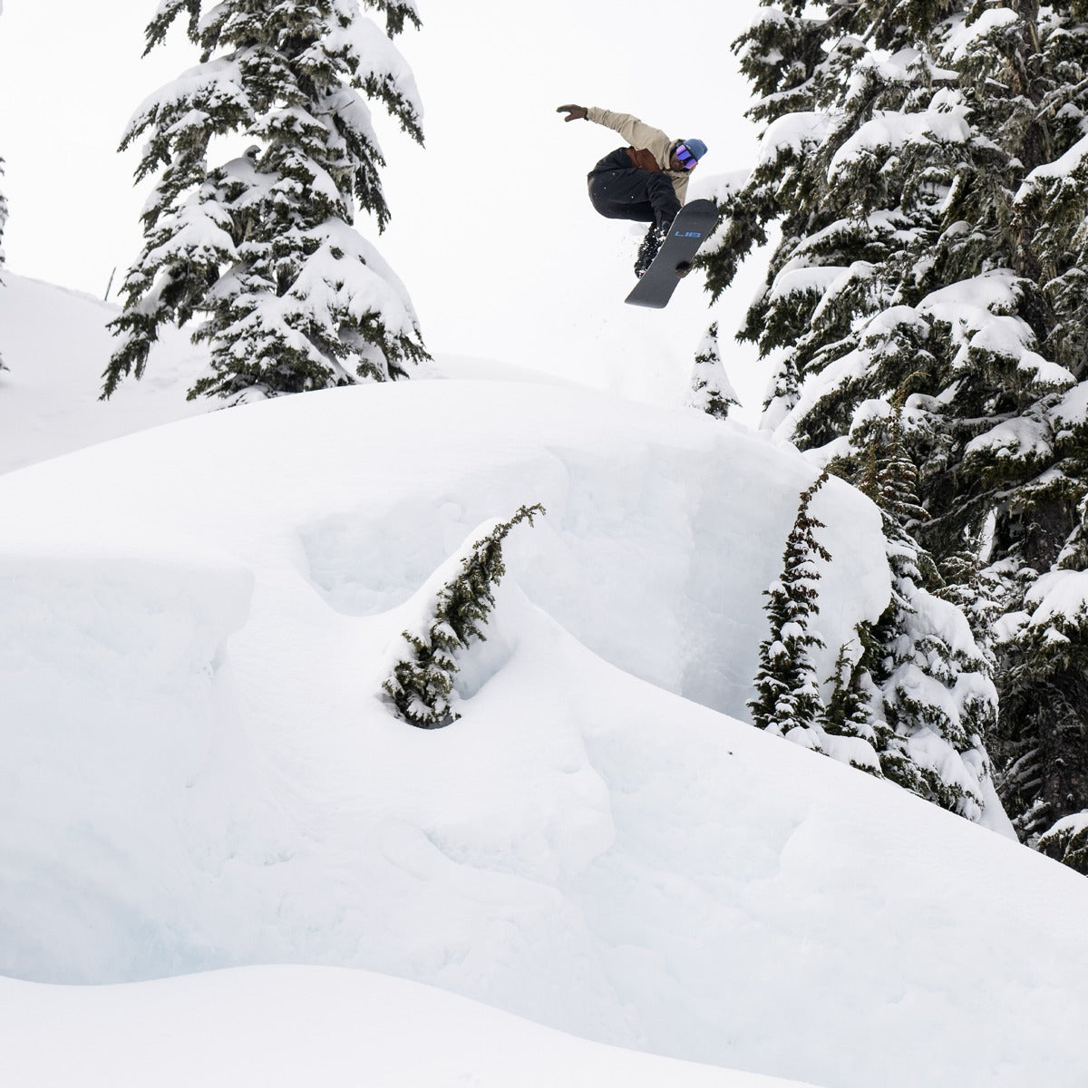 Lib Tech 2024 Skunk Ape II Snowboard - Men's All-Mountain Freeride Board for Powder & Backcountry - Perfect for Deep Snow & Off-Piste Adventures