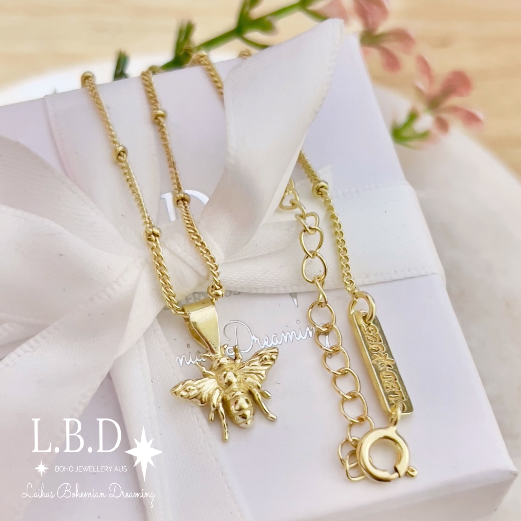 Laihas Prestige 14K Gold Bee Pendant Necklace for Women - Elegant Jewelry Gift for Birthday, Anniversary & Valentine's Day - Perfect for Everyday Wear & Special Occasions